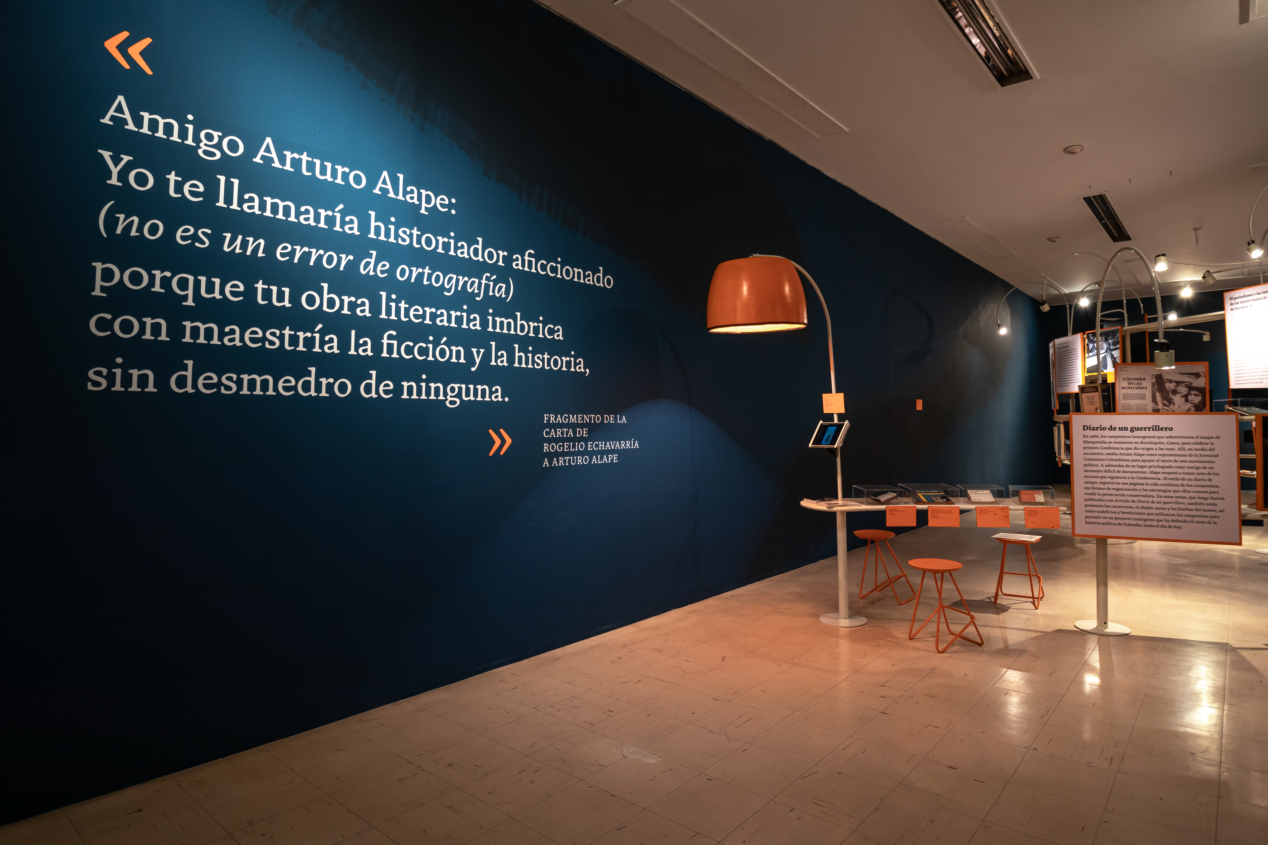 Fragmento de la instalación en la Biblioteca Nacional sobre Arturo Alape.