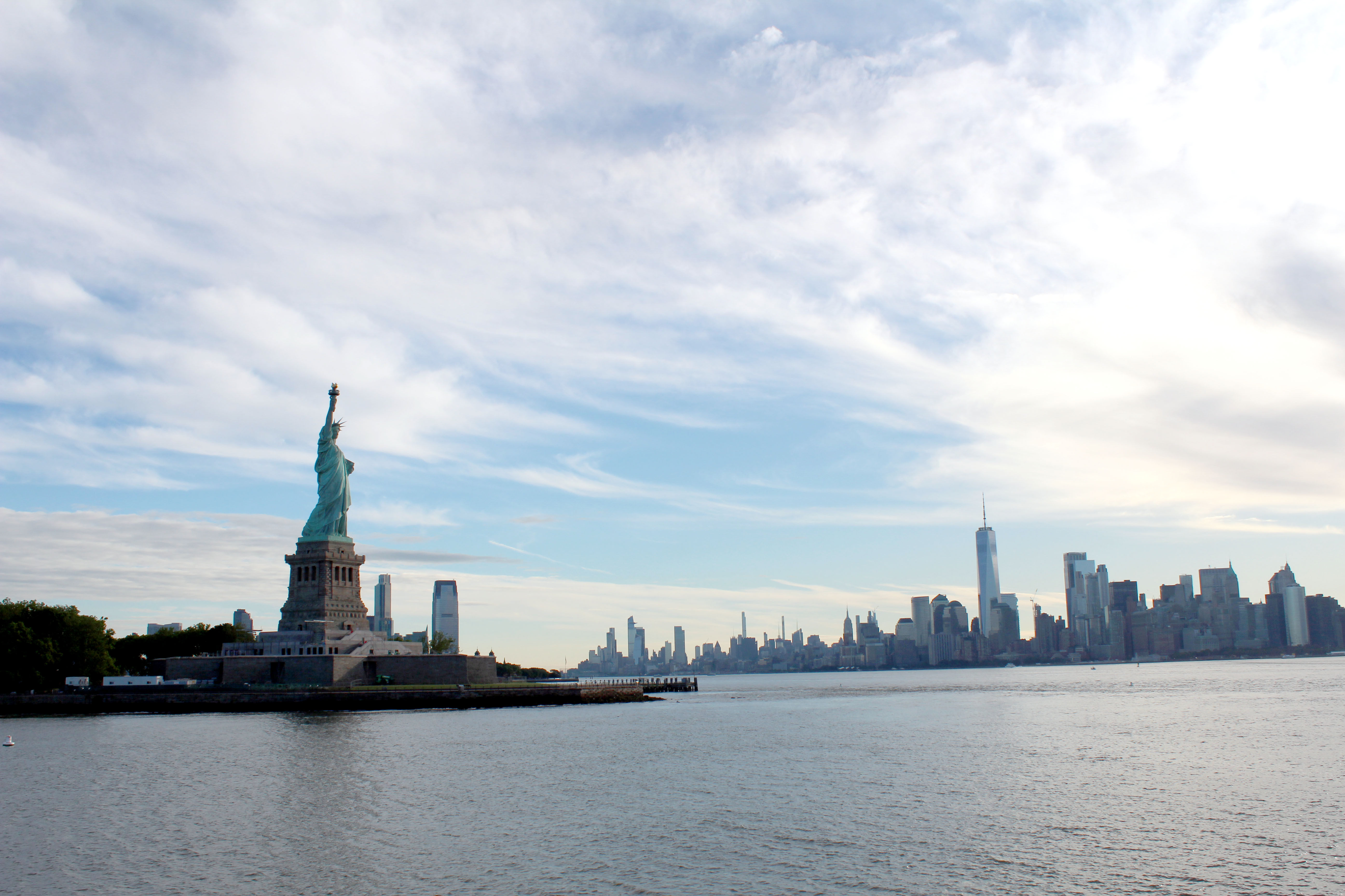 USA5858. NUEVA YORK (ESTADOS UNIDOS), 15/06/2024.- Fotografía que muestra un detalle de la Estatua de la Libertad, el 11 de junio de 2024, en Nueva York (NY, EE.UU.). Casi cuatro millones de personas visitaron el año pasado la Estatua de la Libertad, uno de los monumentos más icónicos de Nueva York y de Estados Unidos, pero muy pocos tuvieron el privilegio de subir hasta su corona, y menos todavía hasta la antorcha pensada para alumbrar el camino a la Gran Manzana. EFE/ Sarah Yáñez-Richards