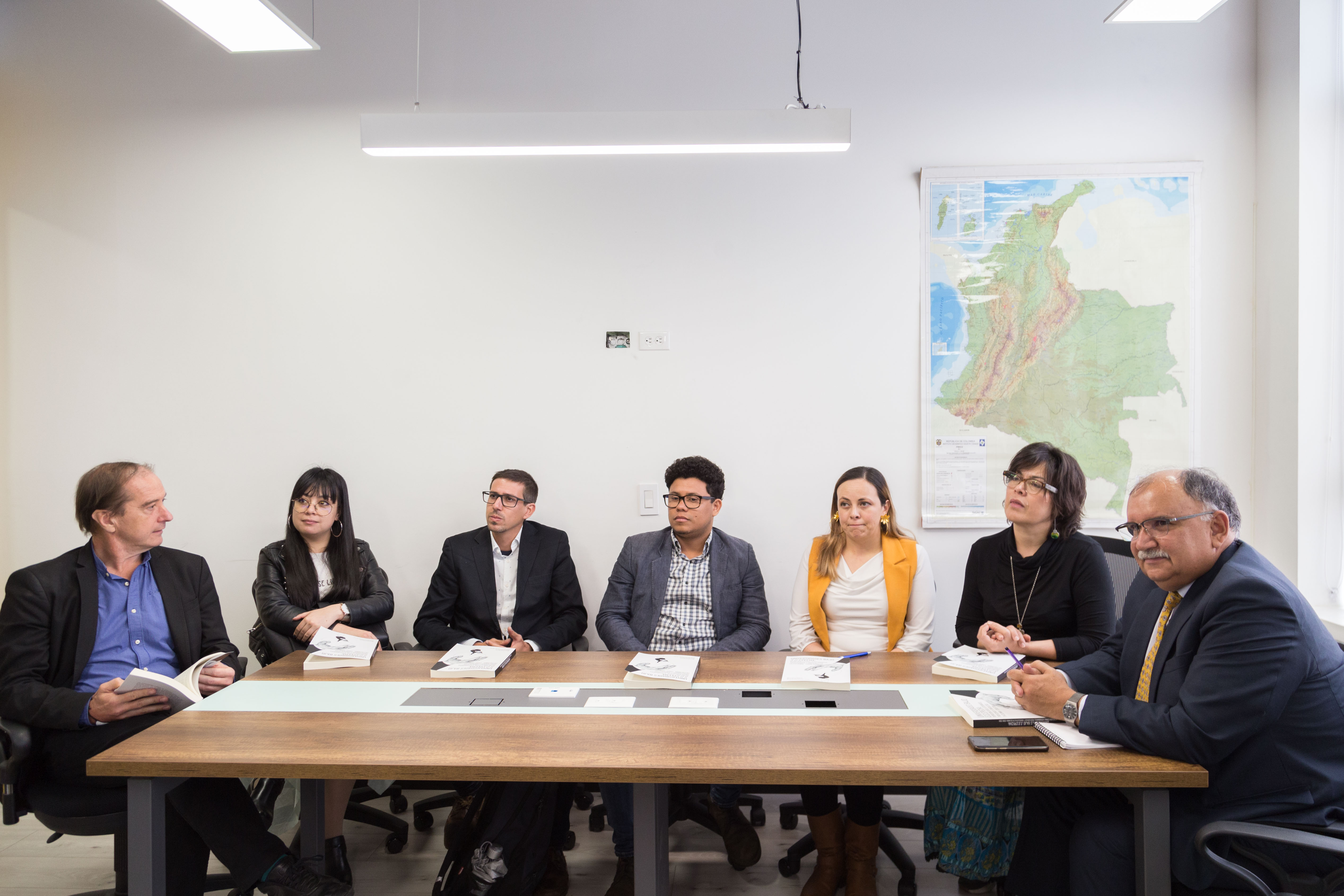 De izq. a der. comisionado Carlos Martín Beristain, Alejandra Escobar (Cajar), Héctor García (Asociación Jorge Freytter), Jorge Freytter Florián, abogada Yéssika Hoyos, comisionada Marta Ruiz y comisionado Carlos Ospina. / Camila Acosta - Comisión de la VerdadRuiz, comisionada encargada de buscar la verdad en el Caribe, rescató el hecho de que haya esfuerzos desde las universidades para documentar las violencias que vivieron, como la de Córdoba, Atlántico y Magdalena, y agregó: "nuestra idea es que el año entrante de repente podamos hacer algún tipo de acto de reconocimiento con las universidades del Caribe, y eso va a requerir un diálogo con muchos estamentos de las universidades sobre lo que ocurrió". A esto, el comisionado Ospina, que es militar retirado y está trabajando el tema de la violencia en las universidades, reconoció que este informe les “permite ahondar en lo que pasó en las universidades del Caribe” de una manera más directa.