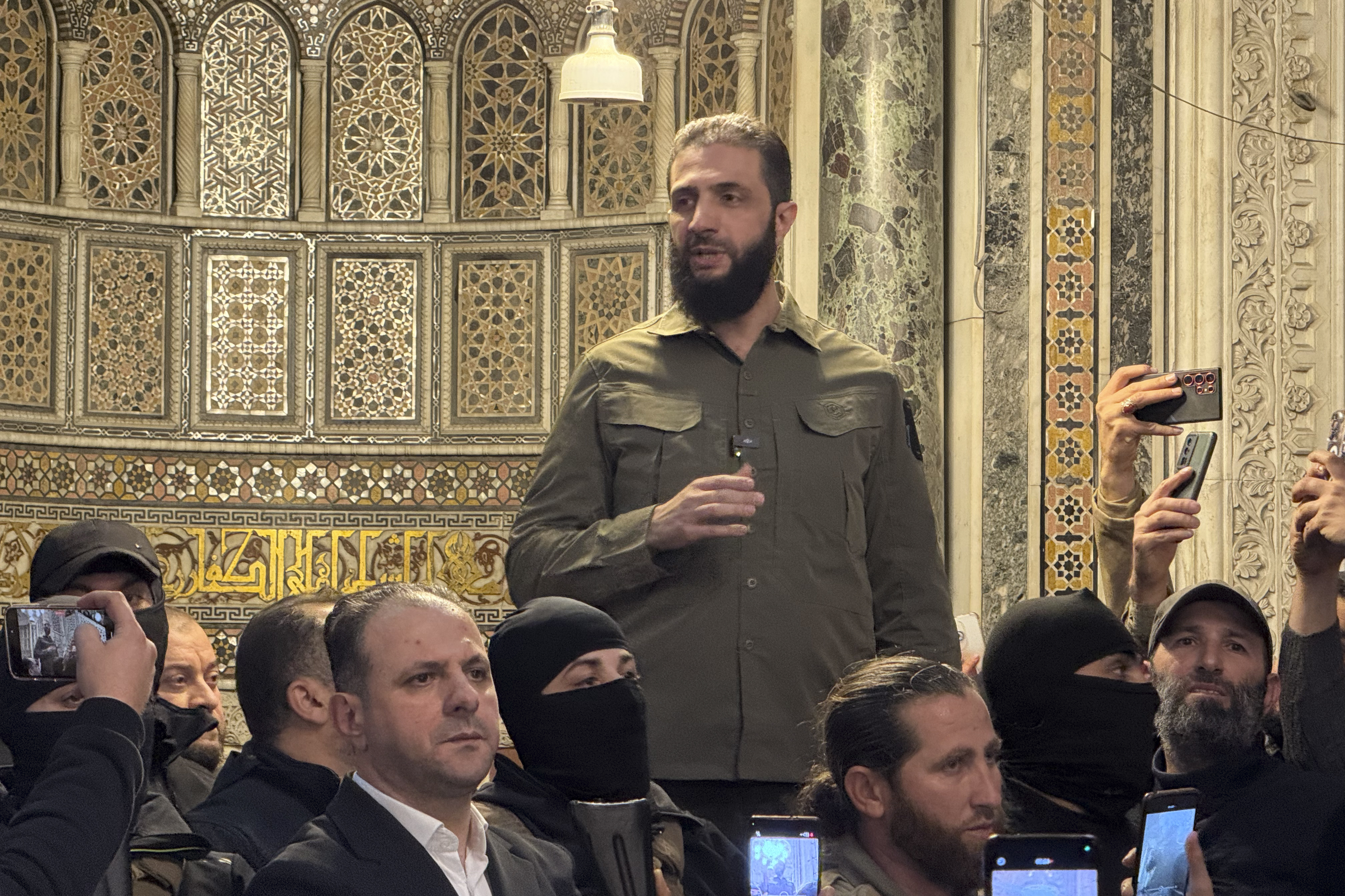DAMASCO (SIRIA), 08/12/2024.- El líder del Organismo de Liberación del Levante (Hayat Tahrir al Sham o HTS, en árabe), Abu Mohamed al Jolani, participa en un acto en la histórica Gran Mezquita de los Omeyas en Damasco (Siria). Abu Mohamed Al Jolani, que ha encabezado con su grupo islamista Organismo de Liberación del Levante la gran ofensiva en Siria iniciada el pasado 27 de noviembre contra el Gobierno sirio, se ha convertido en la figura rebelde que ha logrado derrocar a Bachar al Asad tras 24 años aferrado al poder, que heredó de su padre. EFE/ Yayha Nemar