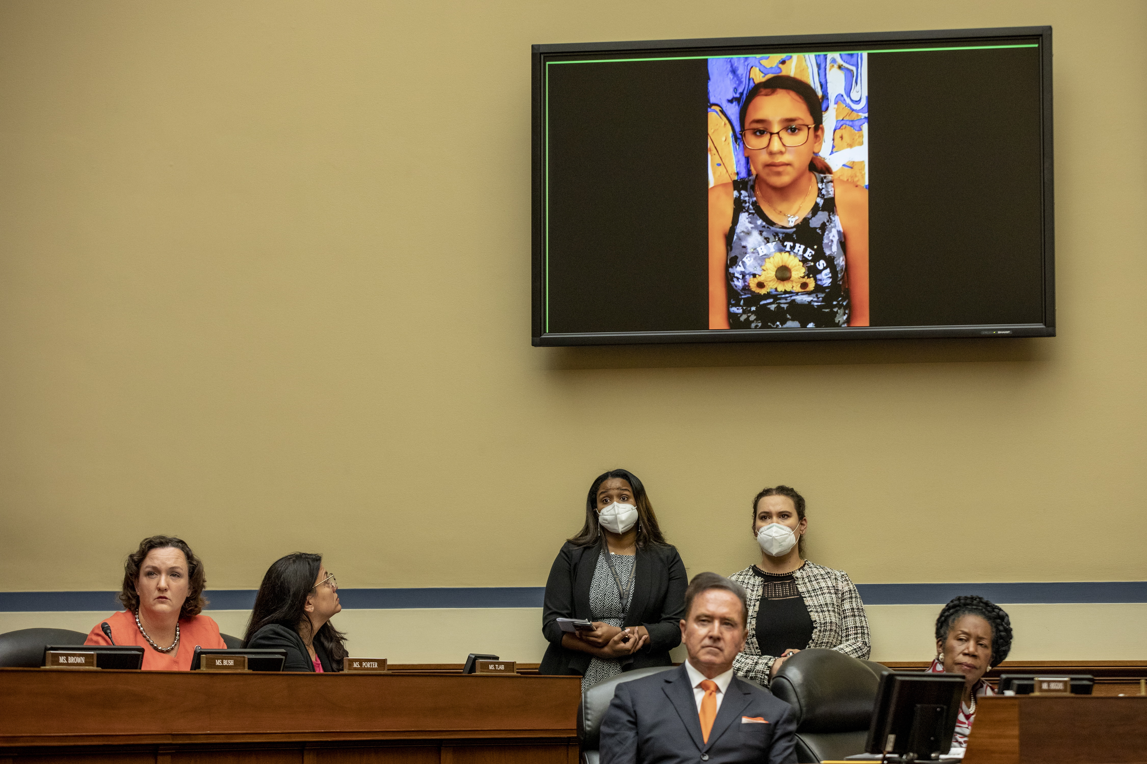Niña cuenta a Congreso de EE. UU. cómo se hizo la muerta para sobrevivir en Uvalde