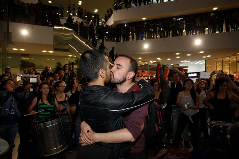 Centro comercial presenta excusas por prohibir un beso