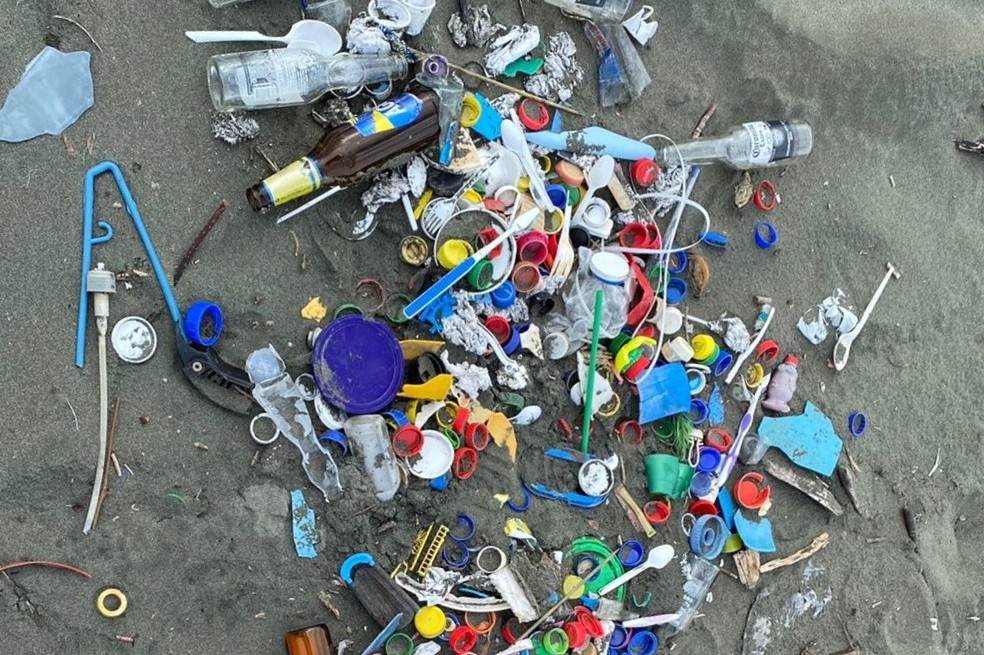 Contaminación por plástico en playas cerca de la bahía de Buenaventura.