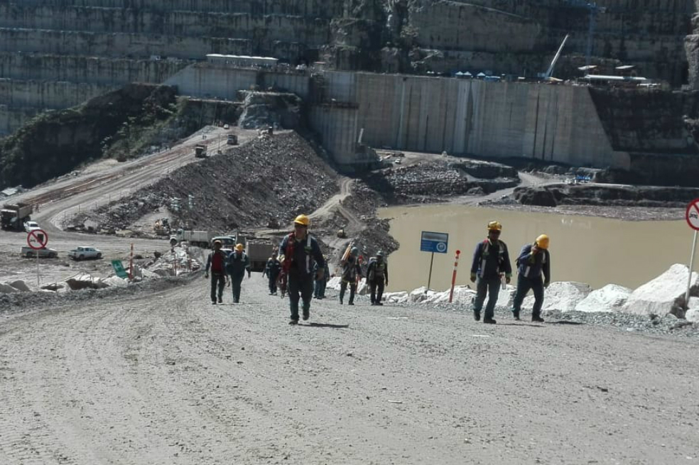 Con botes y vehículos se suple operación del ferri de Hidroituango