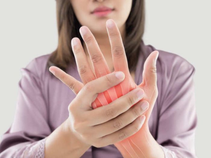¿Por qué dan calambres en las manos al dormir? Estas son las razones más comunes