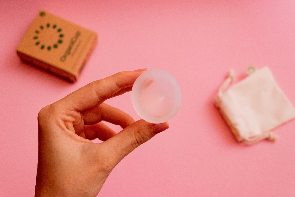 Evitar infecciones, alergias o dermatitis son algunas de las ventajas de utilizar copas menstruales durante las vacaciones.