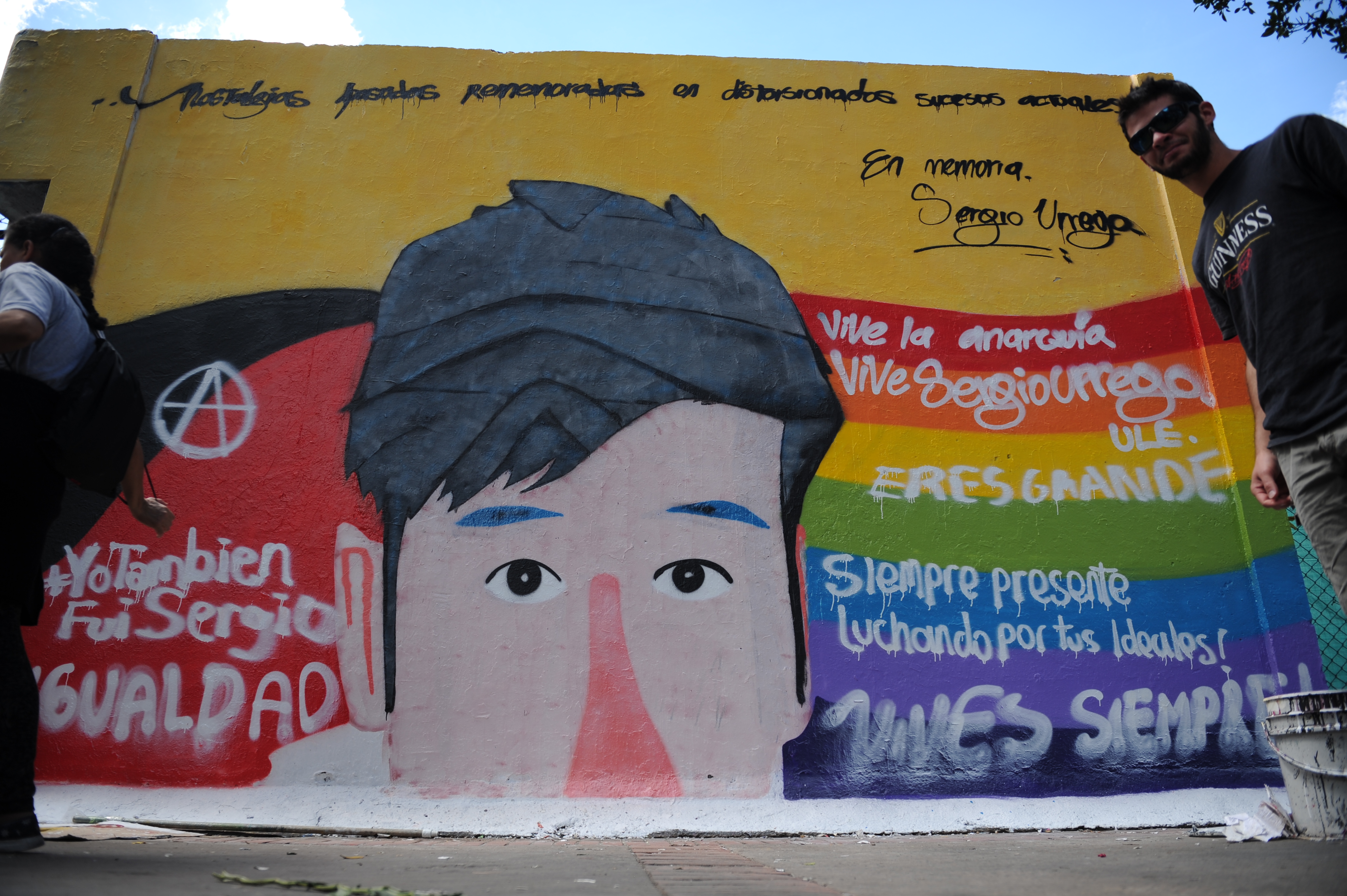 Mural en el centro de Bogotá, con el que se rinde homenaje al estudiante Sergio Urrego, quién se suicidó al ser víctima de homofobia en el Colegio Gimnasio Castillo Campestre, acto al que asistió su madre Alba Reyes.