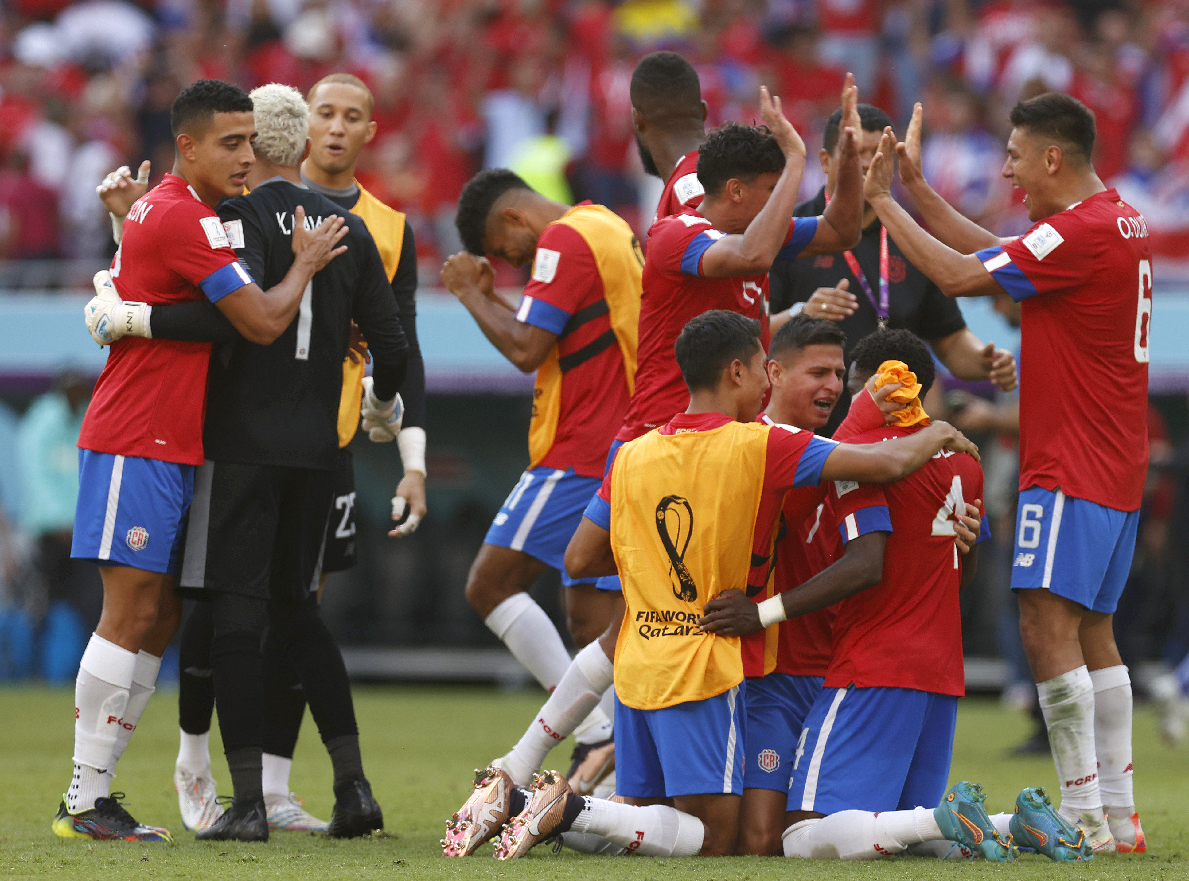 . RAYÁN (CATAR), 27/11/2022.- Jugadores de Costa Rica celebran hoy, al final de un partido de la fase de grupos del Mundial de Fútbol Qatar 2022 entre Japón y Costa Rica en el estadio Áhmad Bin Ali en Rayán (Catar). EFE/Esteban Biba