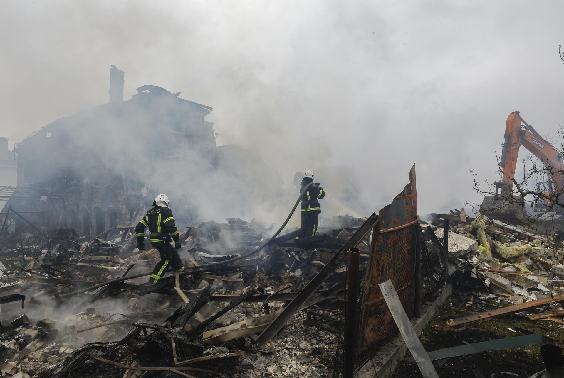 KYIV (Ukraine), 25/05/2025.- Ukrainian rescuers work at the site of a residential area struck by a rocket as a result of an overnight strike in a village near Kyiv, Ukraine, 25 May 2025, amid the ongoing Russian invasion. At least 12 people were killed across Ukraine, including children, and dozens more were injured, after Russia launched a large-scale attack with at least 69 missiles and nearly 300 drones in 13 different regions, the State Emergency Service confirmed on 25 May. (Rusia, Ucrania, Kiev) EFE/EPA/SERGEY DOLZHENKO
