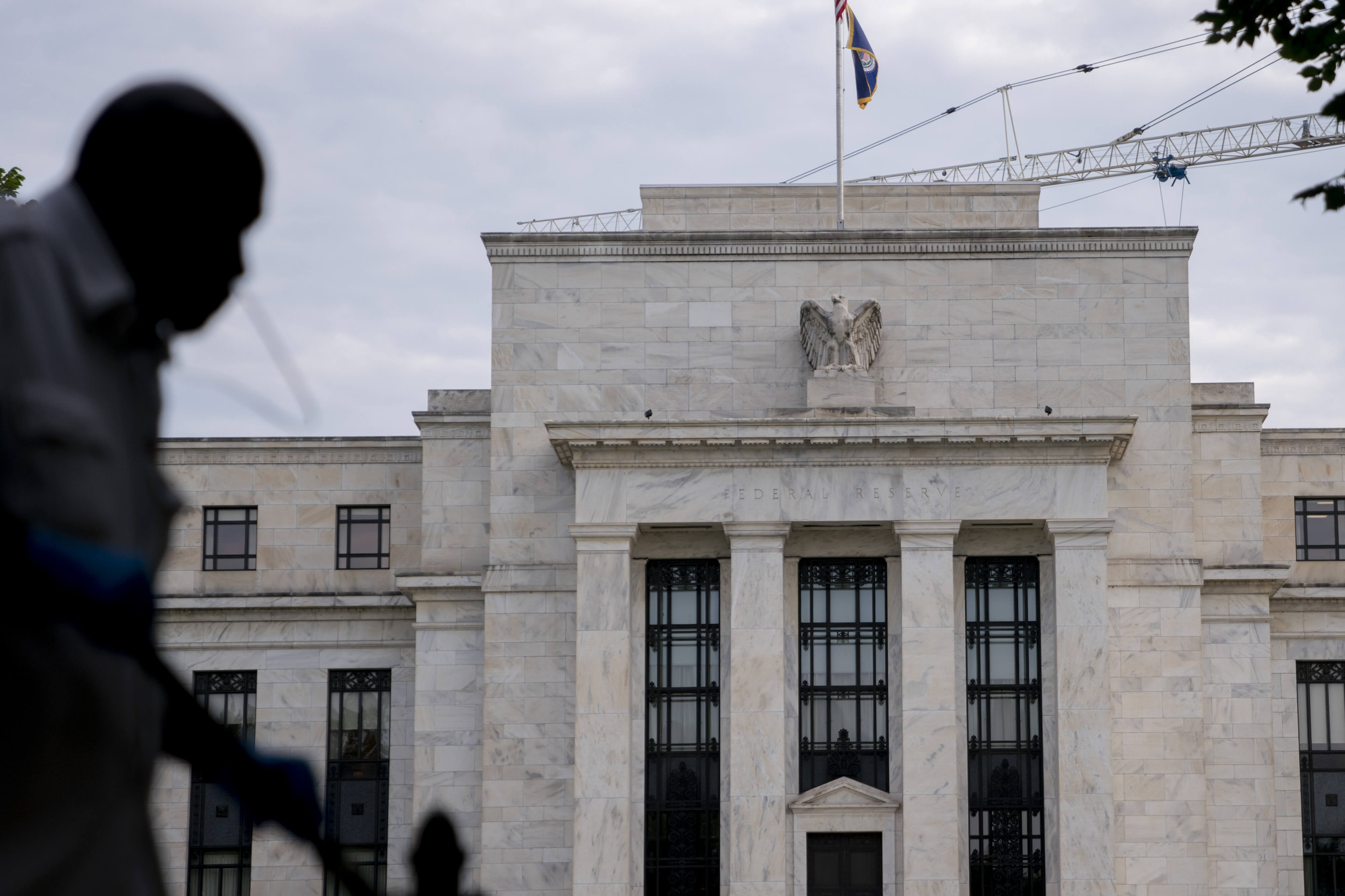 Nuevo golpe a economía global pone a prueba a bancos centrales
