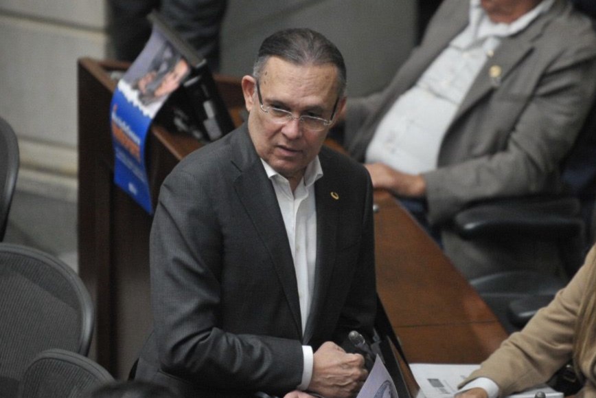 Conservadores lograron acuerdo para lanzar a Efraín Cepeda a la presidencia del Senado