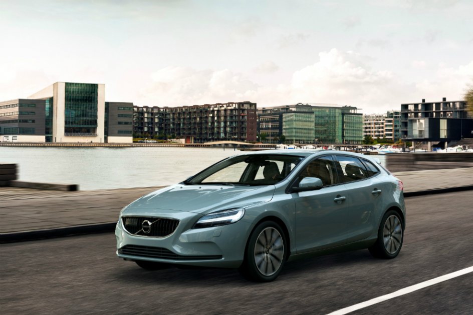 El Volvo V40 R-Design está equipado con rines Ixion de aluminio de 17 pulgadas, techo panorámico y lavafaros. / iStock