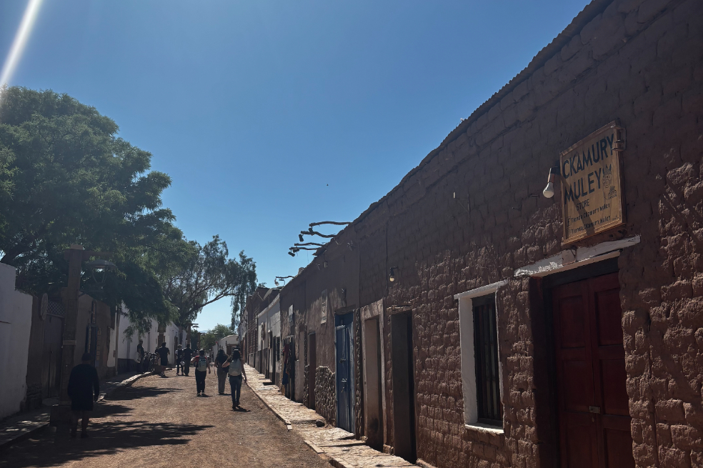 Para llegar a San Pedro de Atacama, un vuelo entre Santiago de Chile y Calama es lo más adecuado. Desde ahí cerca de dos horas en auto marcan la llegada a este lugar mágico que estuvo entre la lista de los destinos de mayor crecimiento de  Booking.com.