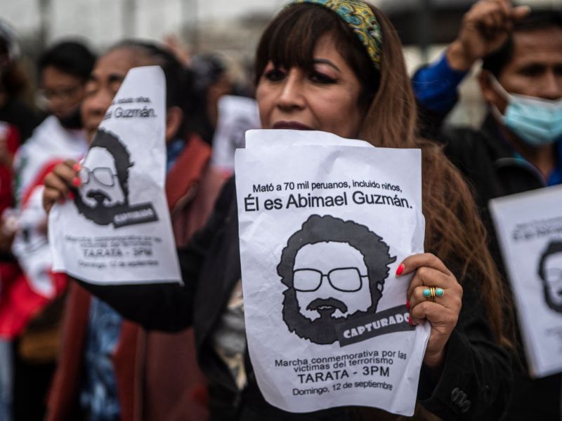 Cientos de peruanos reaccionan a la muerte de Abimael Guzmán. / AFP