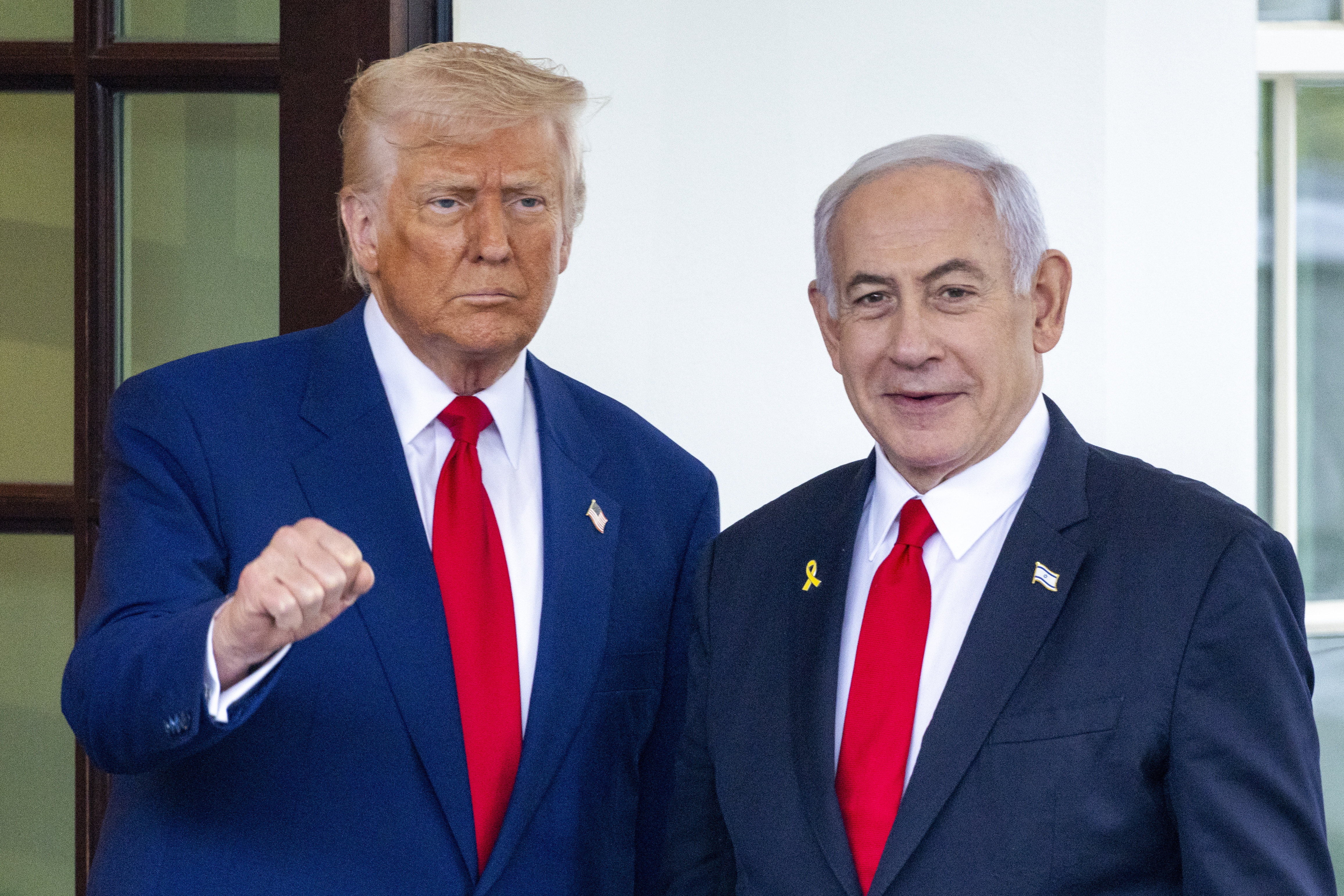 FOTODELDÍA - WASHINGTON, 07/04/2025.- El presidente de Estados Unidos, Donald J. Trump (izq.), saluda al primer ministro israelí, Benjamin Netanyahu (der.), a su llegada a una reunión en el Ala Oeste de la Casa Blanca en Washington, D.C., EE.UU., el 7 de abril de 2025. La conferencia de prensa del presidente Trump y el primer ministro Netanyahu en la Sala Este ha sido cancelada.  EFE/SHAWN THEW