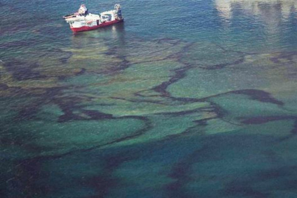 California intenta contener derrame de 400.000 litros de petróleo en área turística
