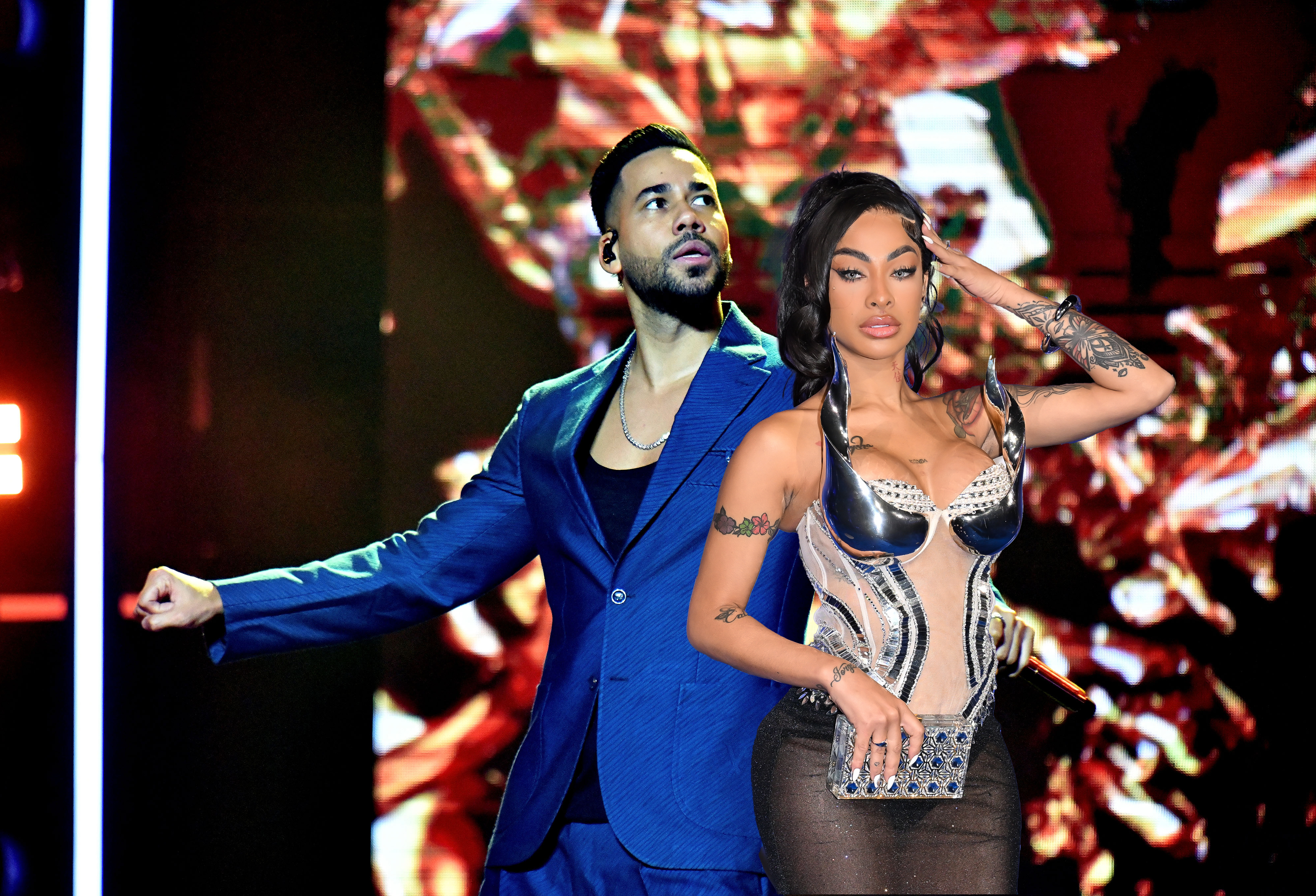 Yailin cantó con Romeo Santos de Aventura. Gesto del bajista causó polémica
