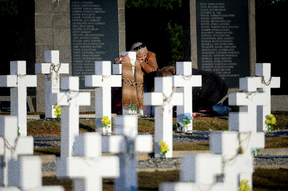 Familiares de 90 soldados argentinos caídos en la guerra de 1982 contra Gran Bretaña visitaron sus tumbas en Las Malvinas.