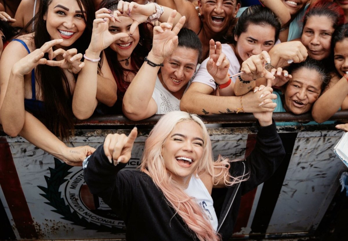 Karol G sorprende con concierto a reclusas de cárcel de Ibagué: este es el video