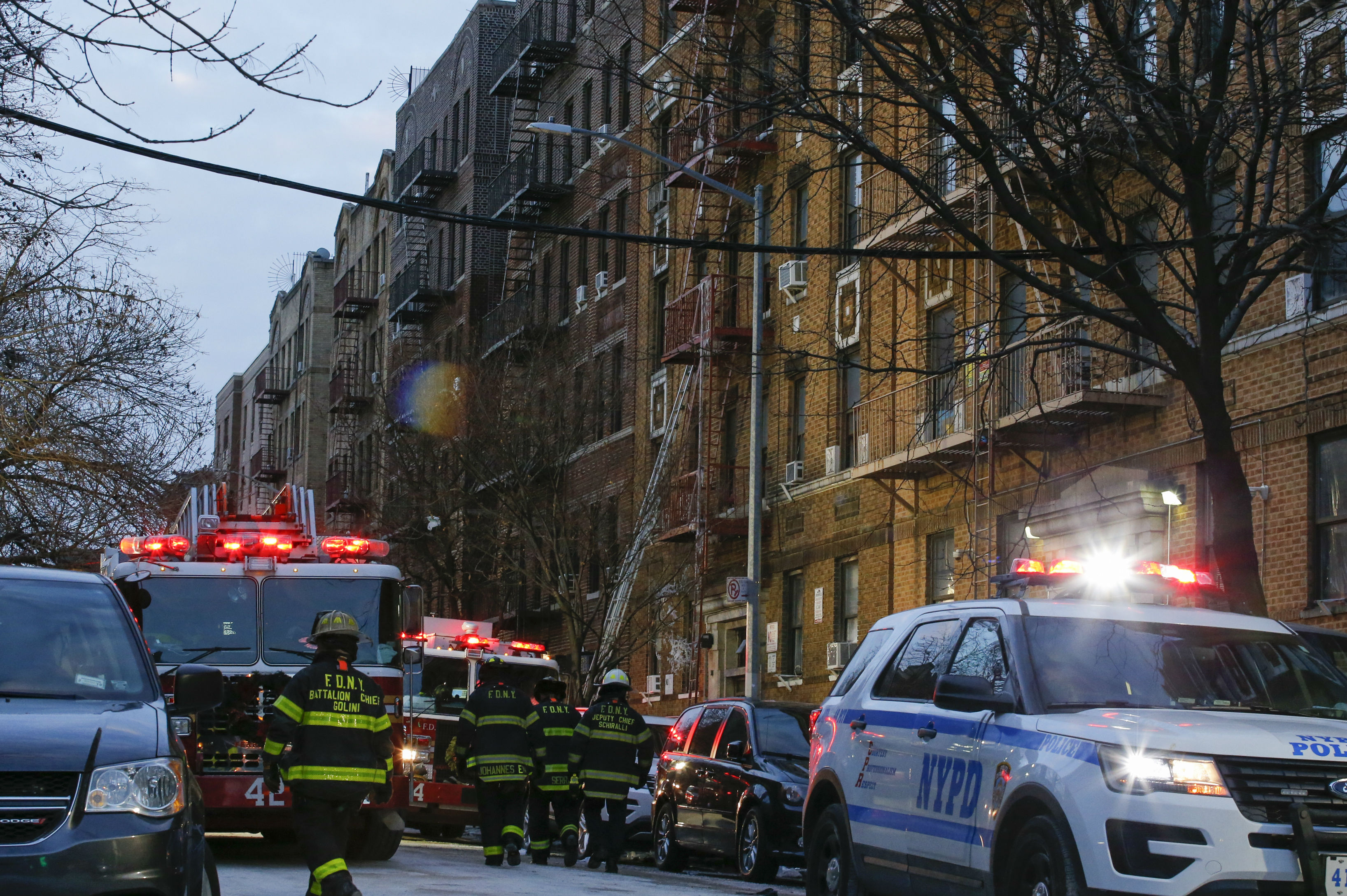 Juego de un niño, la causa del incendio que dejó 12 muertos en Nueva York