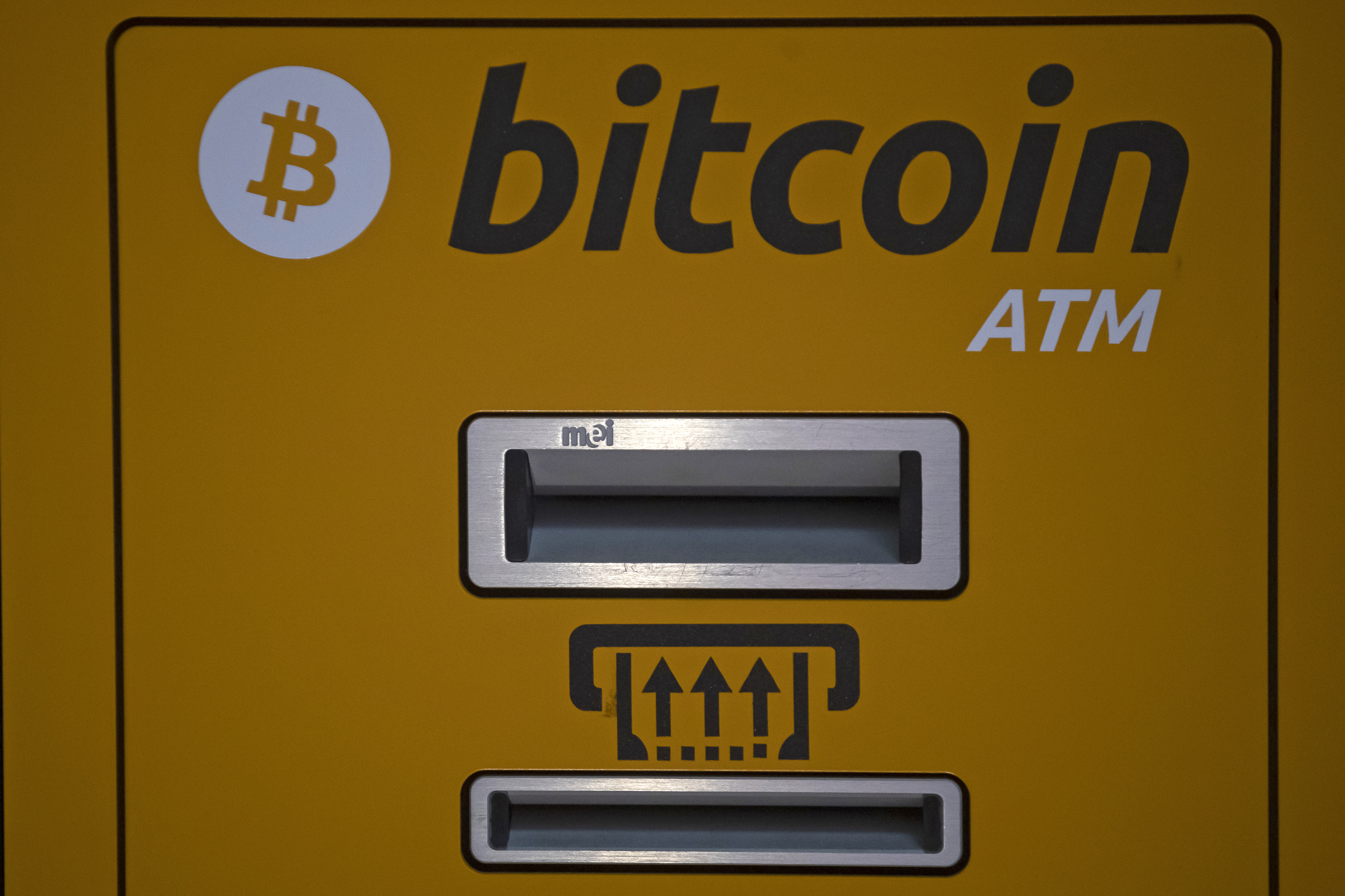 AME4549. CIUDAD DE MÉXICO (MÉXICO), 28/02/2025.- Fotografía de un cajero de criptomonedas este miércoles, en una plaza comercial en Ciudad de México (México). Las criptomonedas siguen generando cambios profundos en la economía y la regulación global. En América, tres países muestran realidades contrastantes: Estados Unidos flexibiliza su marco regulador bajo el segundo mandato de Donald Trump, Argentina lidera la adopción cripto en Latinoamérica, y El Salvador, tras haber sido pionero en hacer del bitcóin una moneda de curso legal, enfrenta un retroceso en su apuesta digital. EFE/ Isaac Esquivel