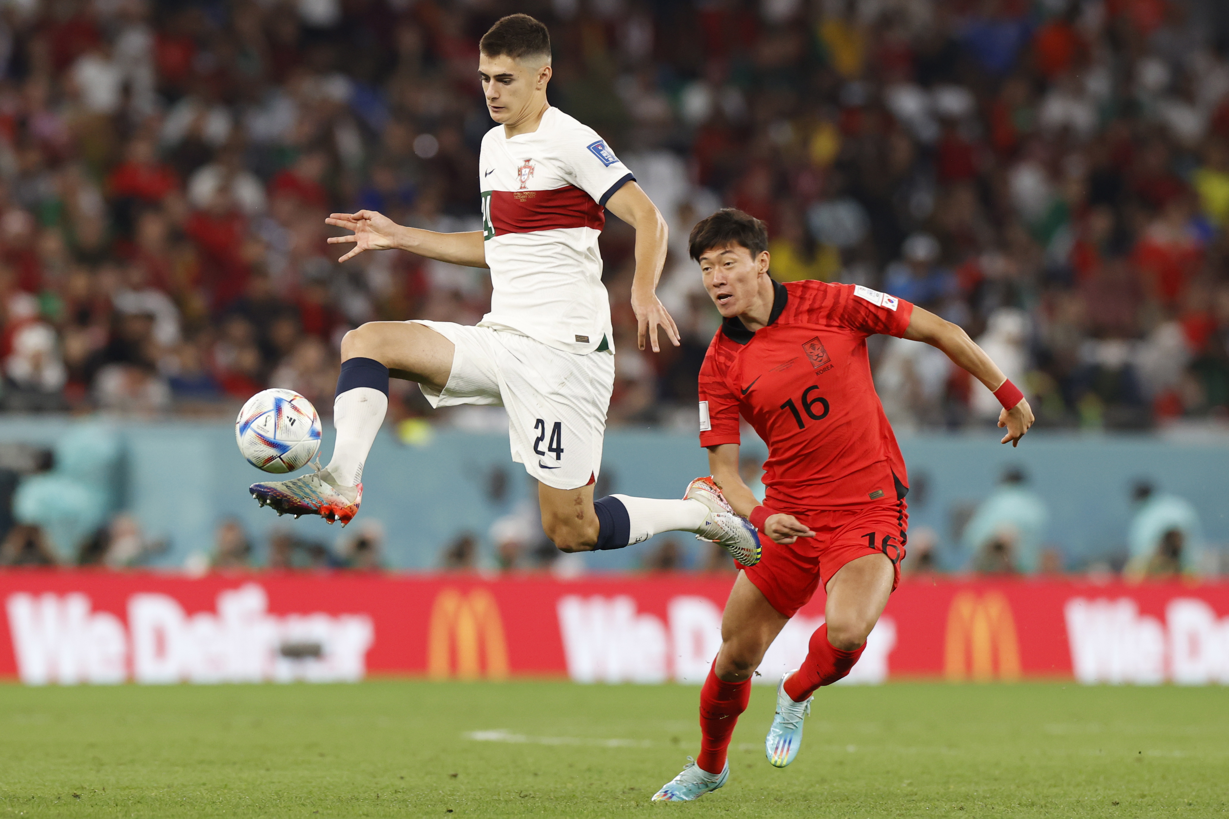 Doha (Qatar), 02/12/2022.- Antonio Silva of Portugal (L) in action against Uijo Hwang of South Korea during the FIFA World Cup 2022 group H soccer match between South Korea and Portugal at Education City Stadium in Doha, Qatar, 02 December 2022. (Mundial de Fútbol, Corea del Sur, Catar) EFE/EPA/Rungroj Yongrit