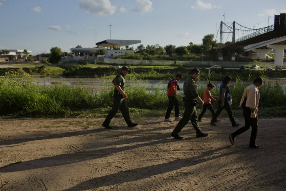Inmigrantes cometen menos crímenes que nacidos en EE.UU., según informe
