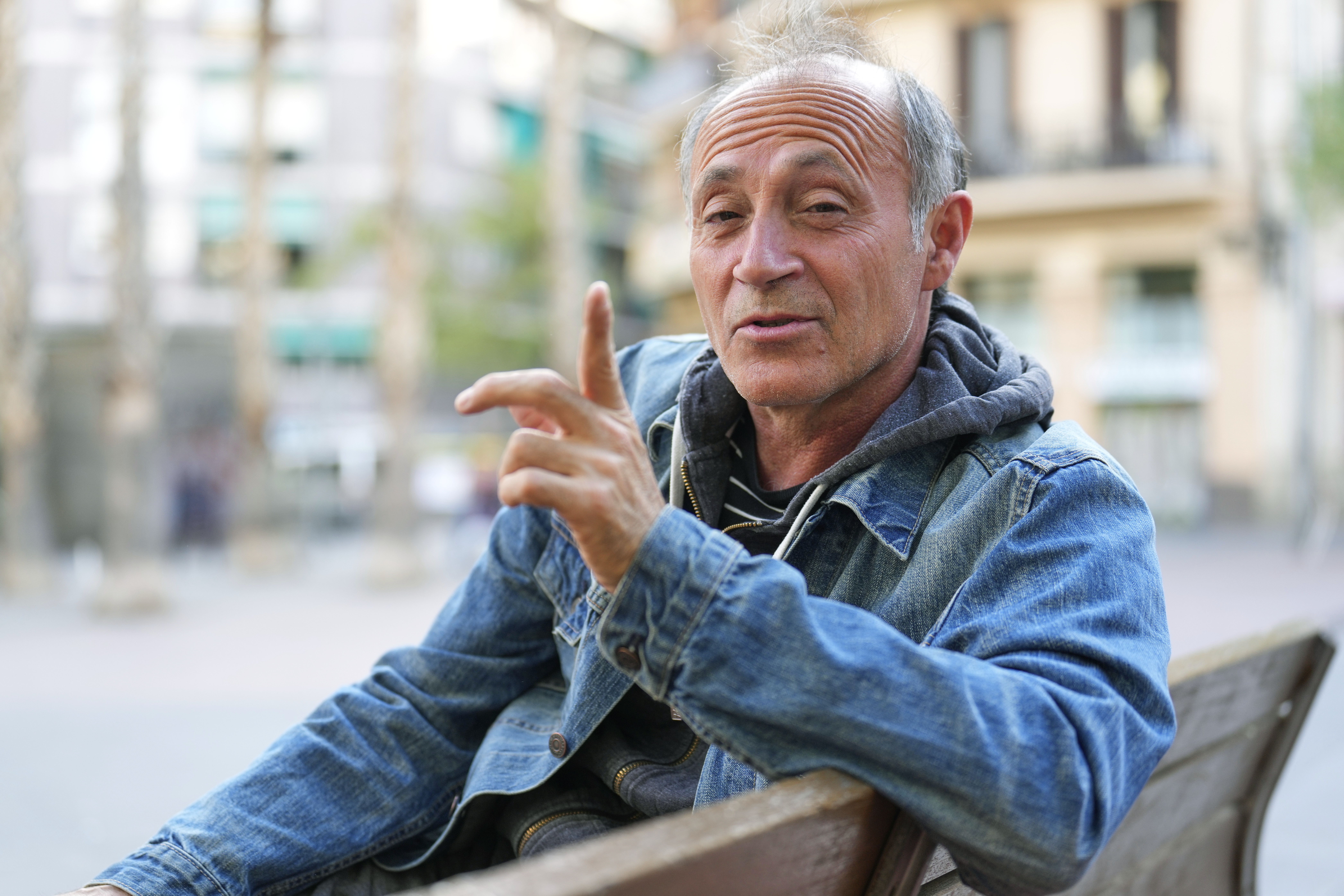 El escritor argentino Juan José Becerra: “Milei no abunda en salud mental”