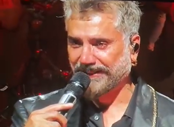 Alejandro Fernández rompió en llanto en homenaje previo a la muerte de su padre