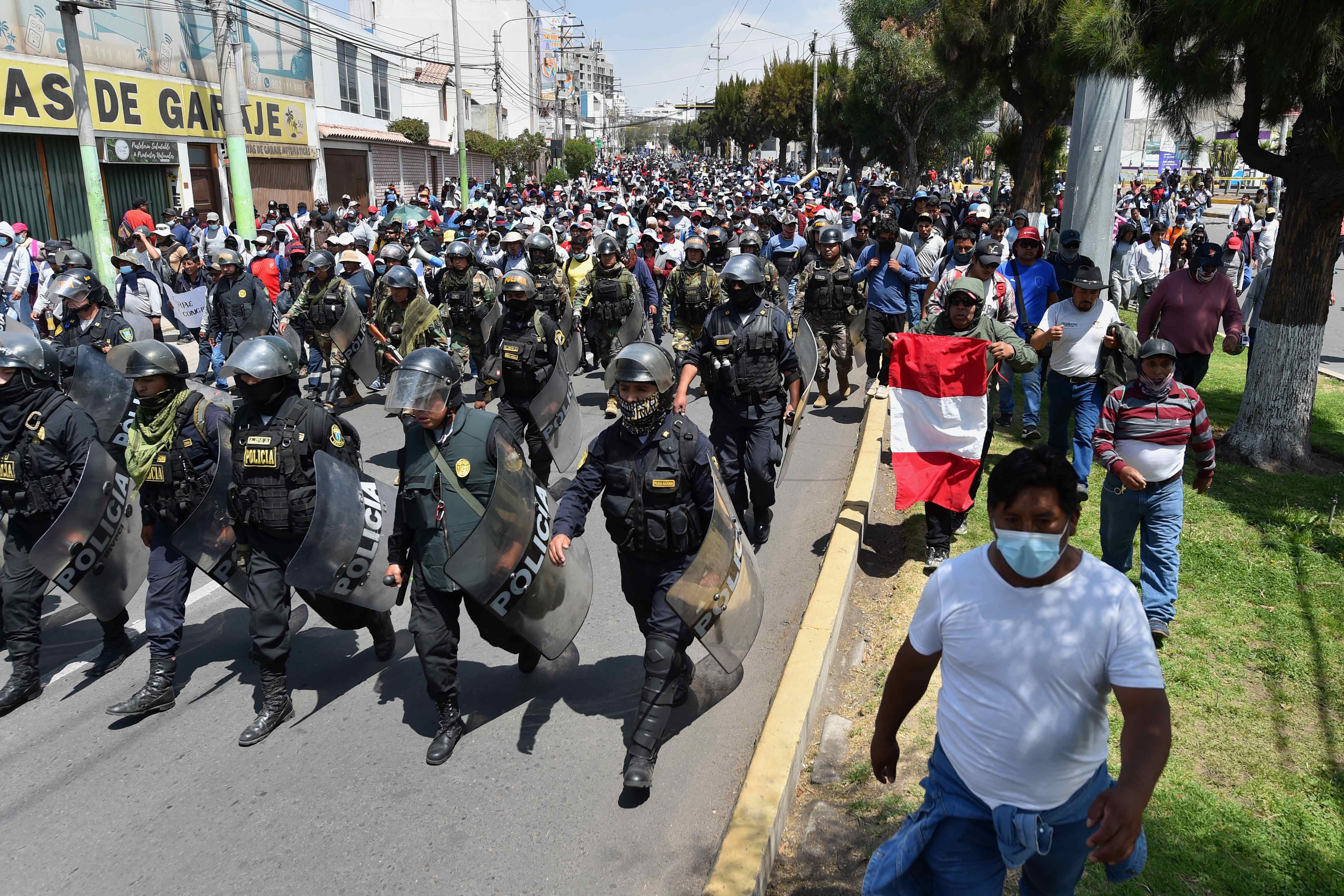 Perú: estado de emergencia en todo el país; Castillo seguirá detenido