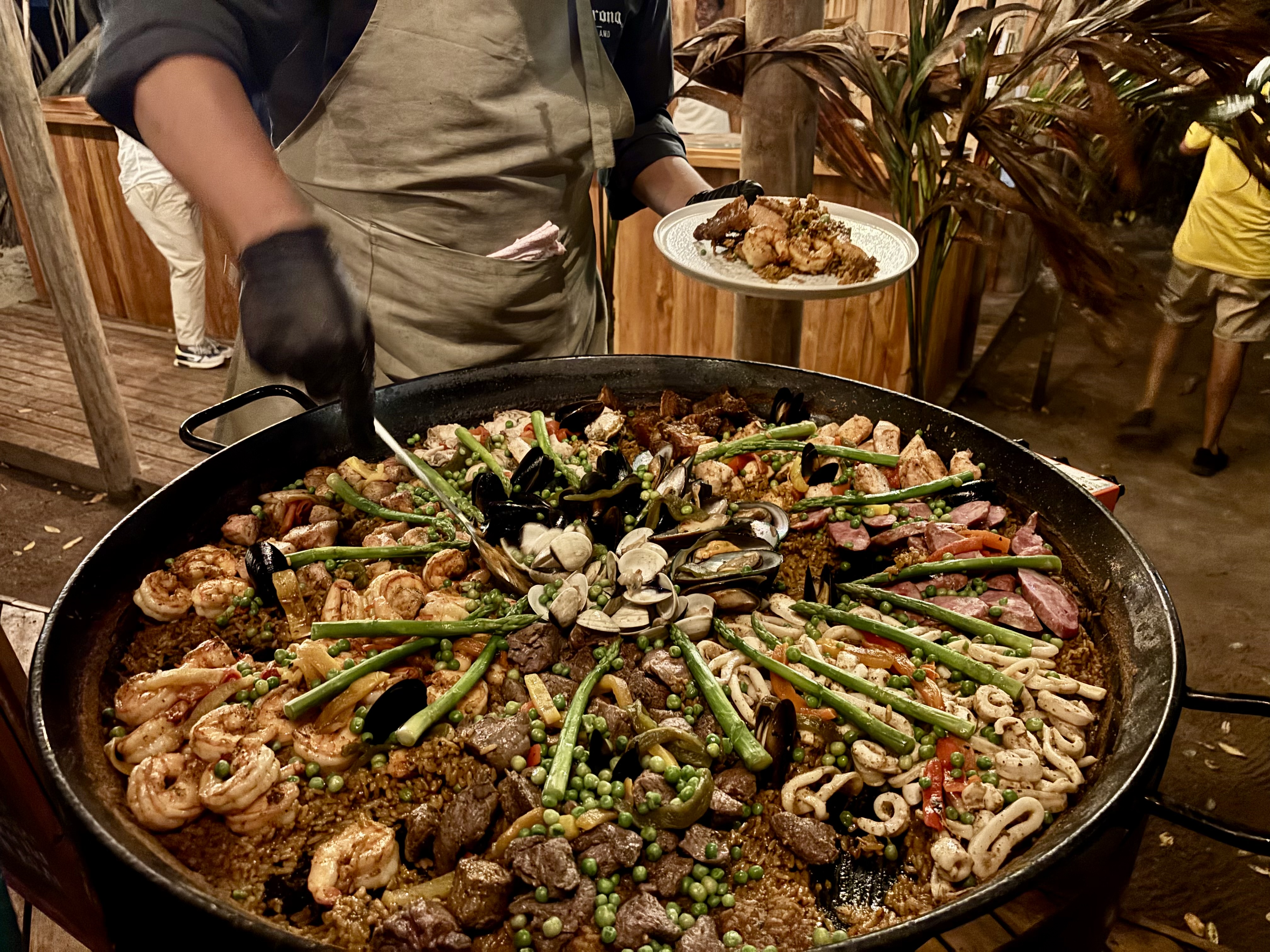 Uno de los mayores atractivos de esta experiencia es su oferta culinaria inspirada en los sabores del Caribe y comprometido con la sostenibilidad.