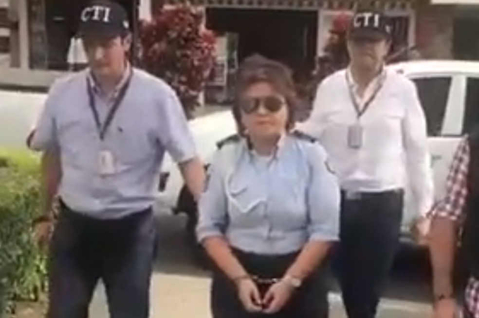 Detienen a agente de tránsito por irregularidades en fotomultas en Floridablanca