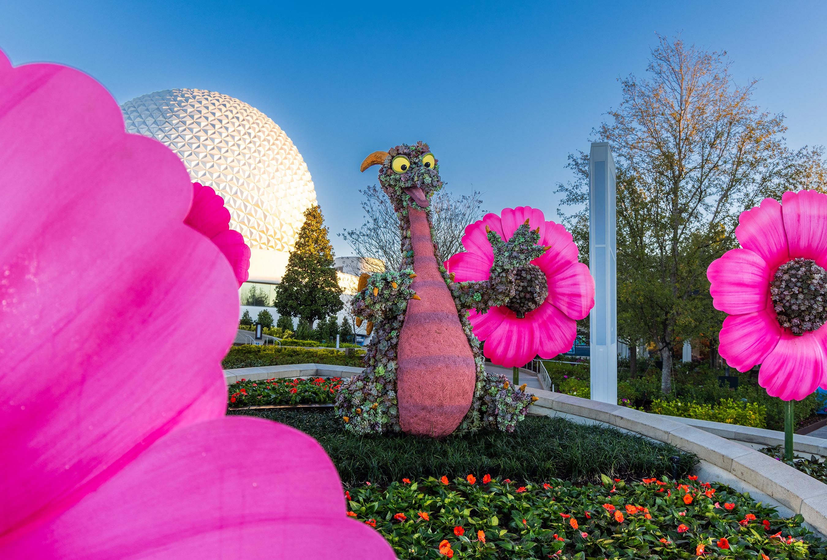 El dragón favorito de todos, Figment, da la bienvenida a los invitados a los recientemente inaugurados World Celebration Gardens como parte del Festival Internacional de Flores y Jardines de EPCOT