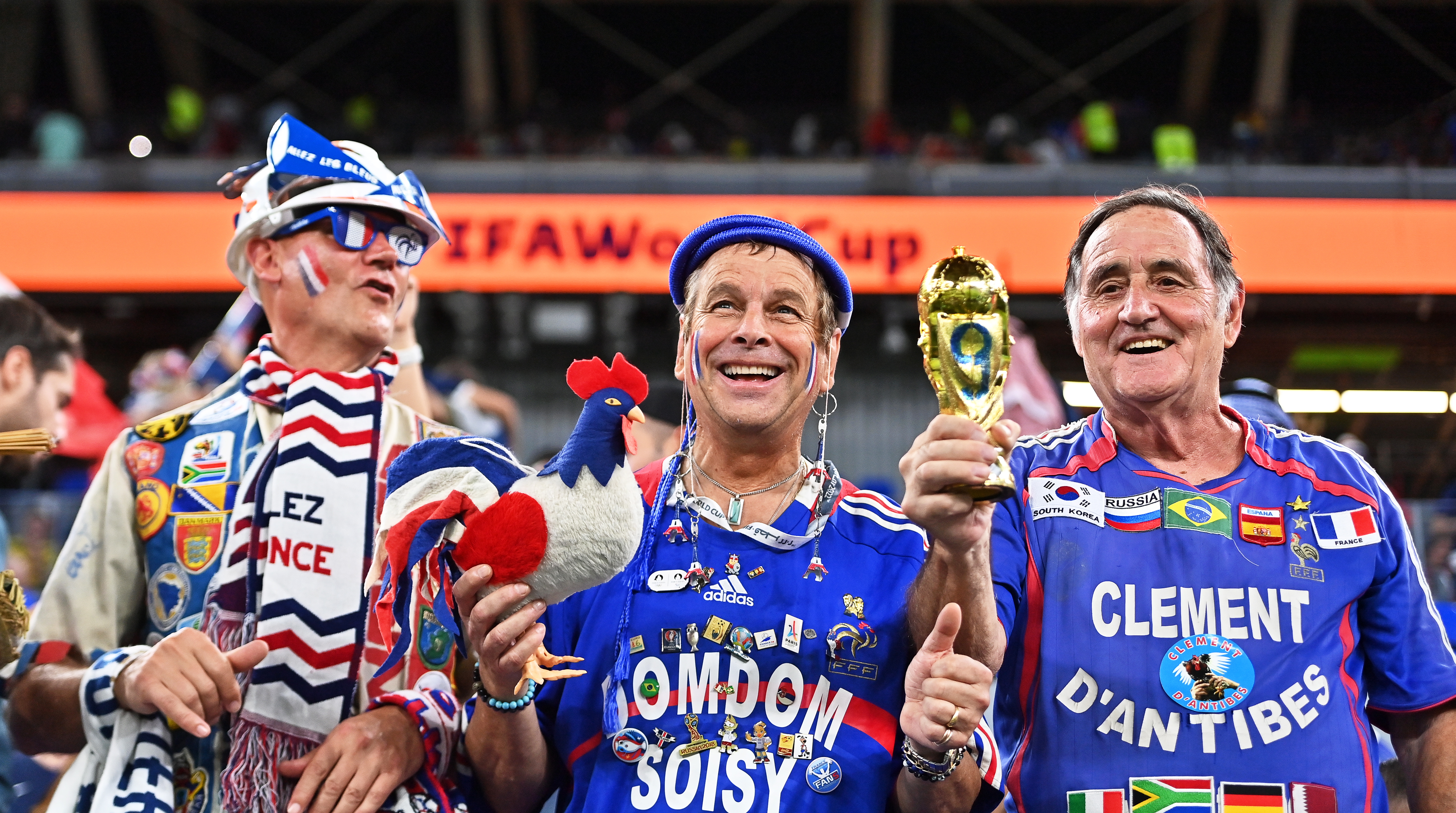 Doha (Qatar), 26/11/2022.- Fans of France pose prior to the FIFA World Cup 2022 group D soccer match between France and Denmark at Stadium 947 in Doha, Qatar, 26 November 2022. (Mundial de Fútbol, Dinamarca, Francia, Catar) EFE/EPA/Noushad Thekkayil