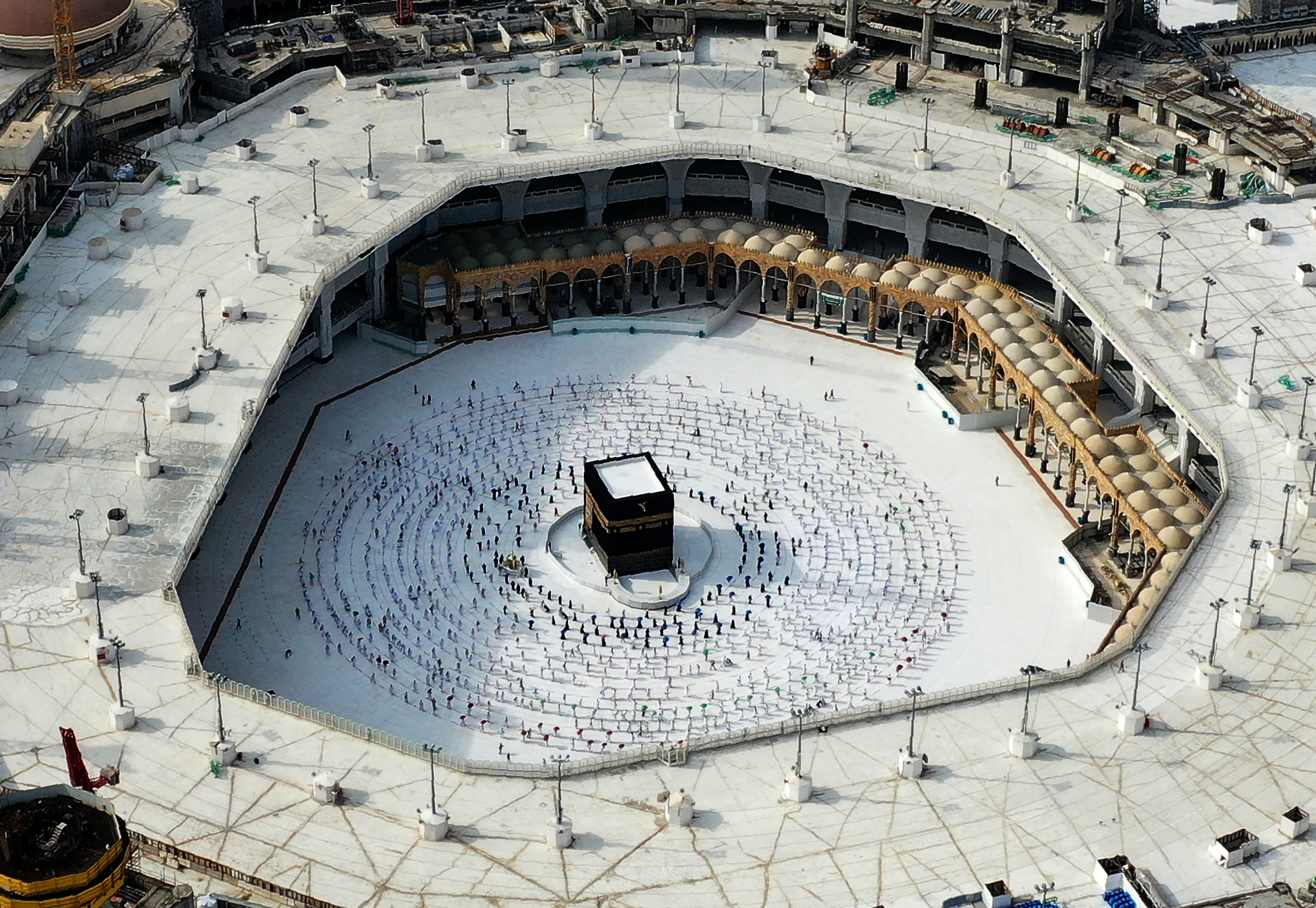 Fieles musulmanes continuaron llegando este domingo a la ciudad santa de la Meca en Arabia Saudita en el segundo día de la gran peregrinación anual musulmana, marcada nuevamente como el año pasado por una reducción de las personas autorizadas a participar a raíz del covid.