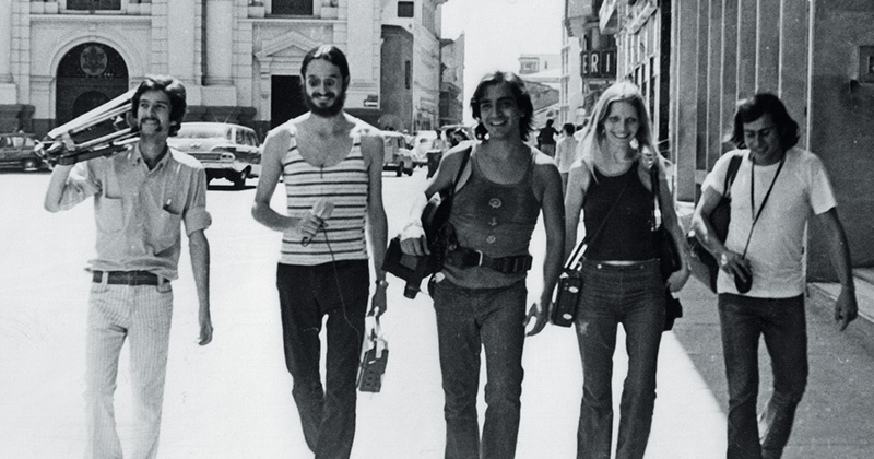 Jaime Acosta, Luis Ospina, Carlos Mayolo, Ute Broll y Eduardo Carvajal en el rodaje de “Cali: de película” (1973). / Archivo: Luis Ospina