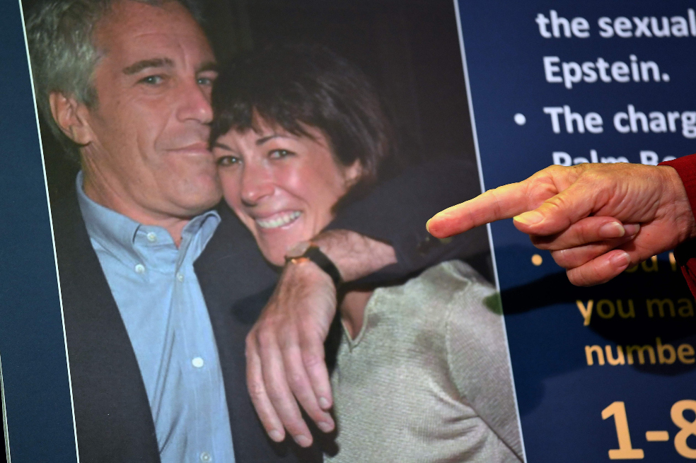 Tribunal de EE. UU. revela correos electrónicos entre Maxwell y Epstein
