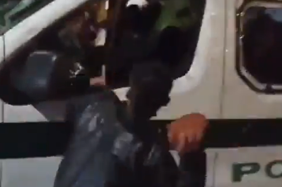 Una muchedumbre atentó en contra de dos uniformados de la Policía.