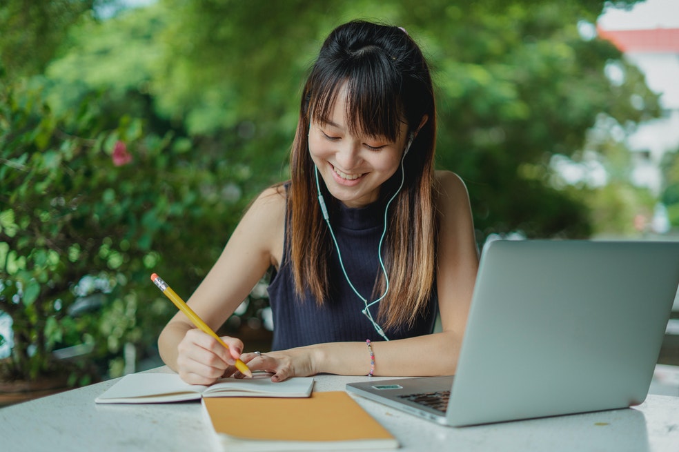Géminis: Los Géminis aman la razón y su facilidad para resolver problemas. Gracias a sus capacidades les es sencillo superar los límites y buscar estrategias innovadoras. Por otro lado, son personas que pueden manejar y entender muy bien sus emociones, por lo que puede tomar decisiones de forma racional.

Los Géminis también son personas que se caracterizan por su sed de conocimiento y curiosidad. Además, sus habilidades con los números y la planificación. Así que son grandes ejecutores de planes financieros o contables. Son el tipo de estudiante que no necesita estudiar para obtener buenas notas.