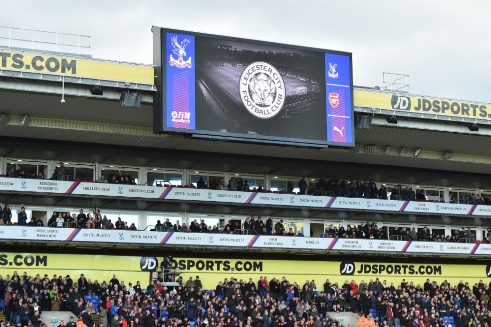 Flores, velas y mensajes de ánimos para el Leicester City tras el accidente