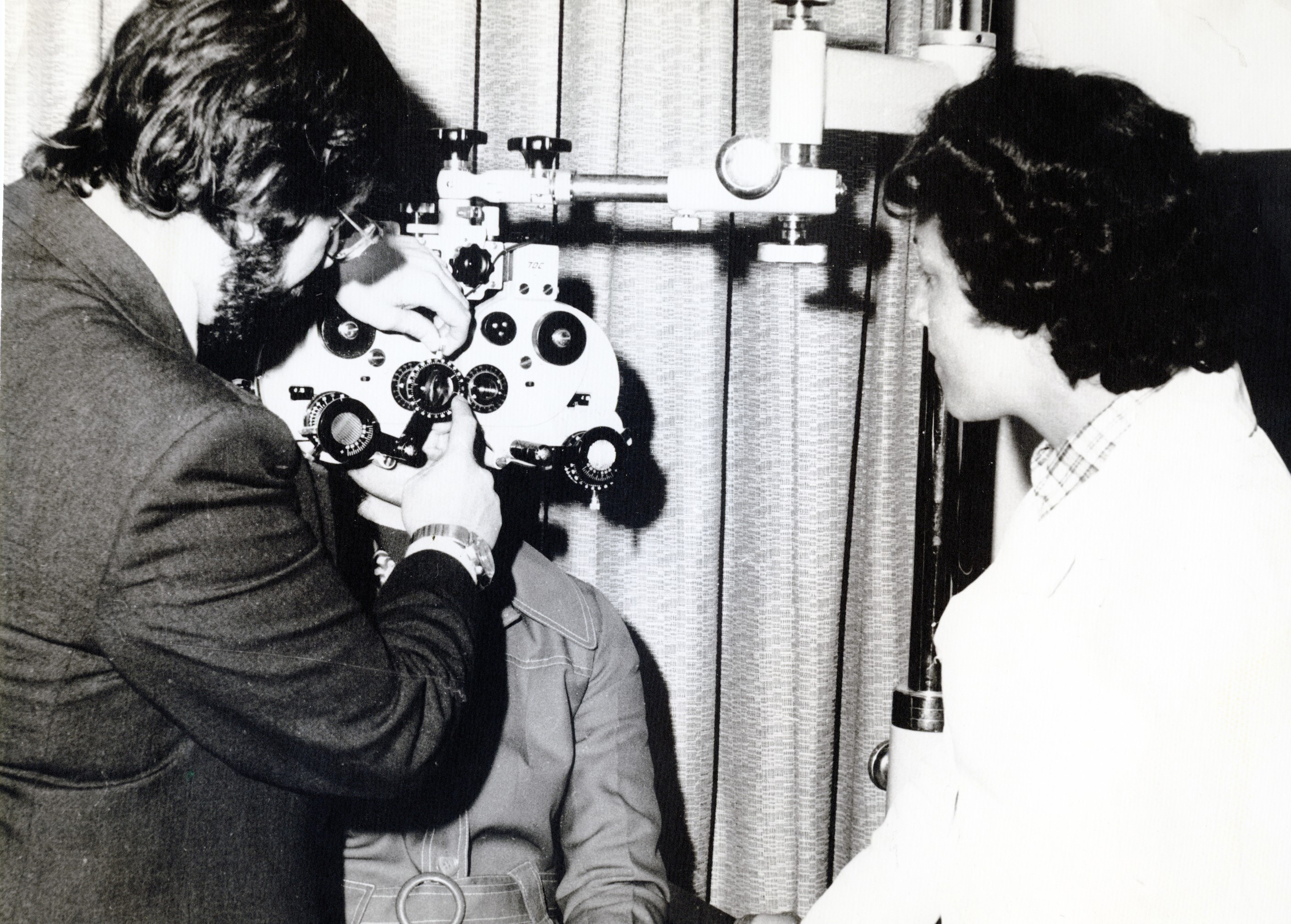 El 4 de agosto de 1966 se fundó la Facultad de Optometría en la Universidad de La Salle en Bogotá, la primera en el país y en Suramérica.
