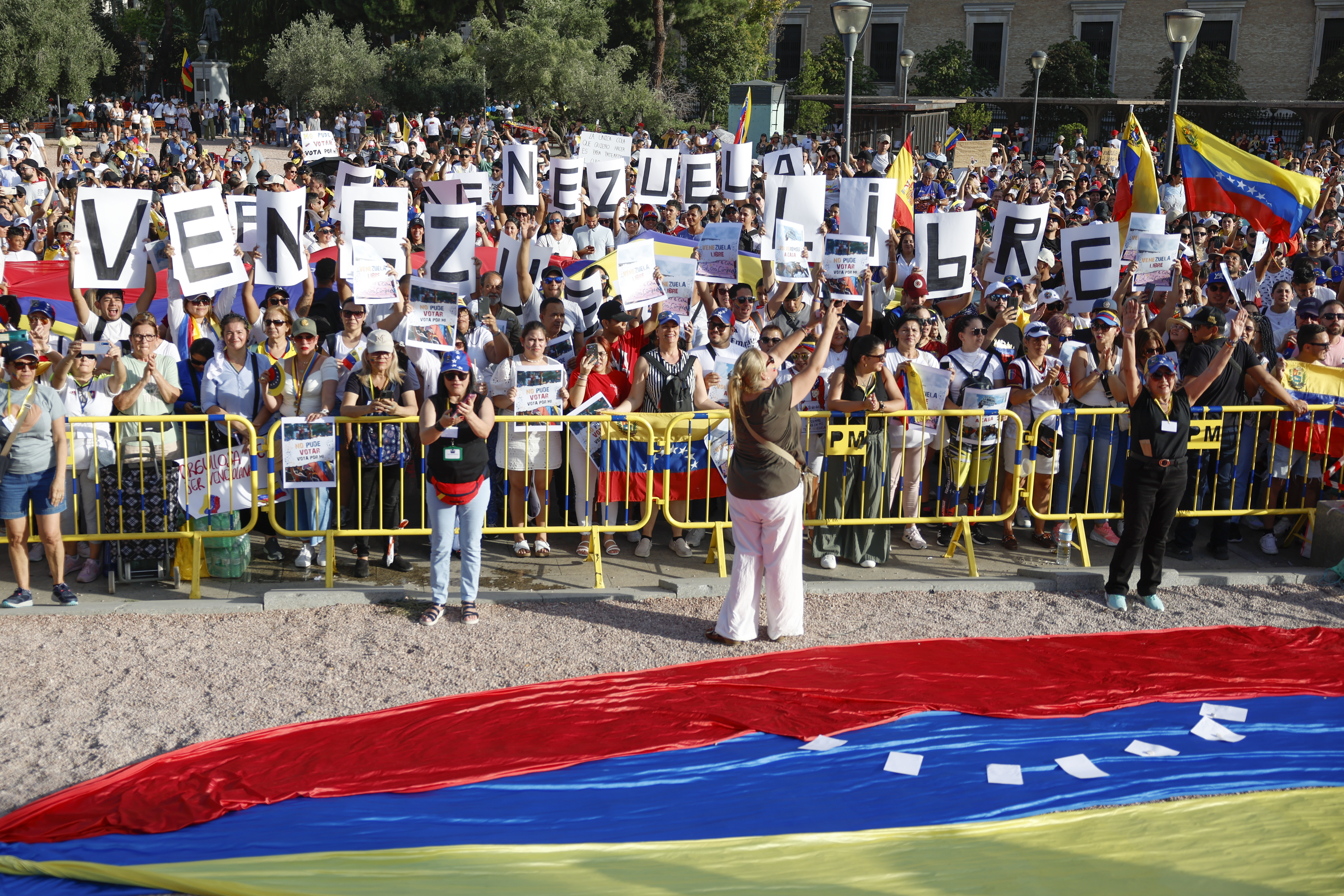 Protestas por no poder votar y consignas por libertad de venezolanos por el mundo