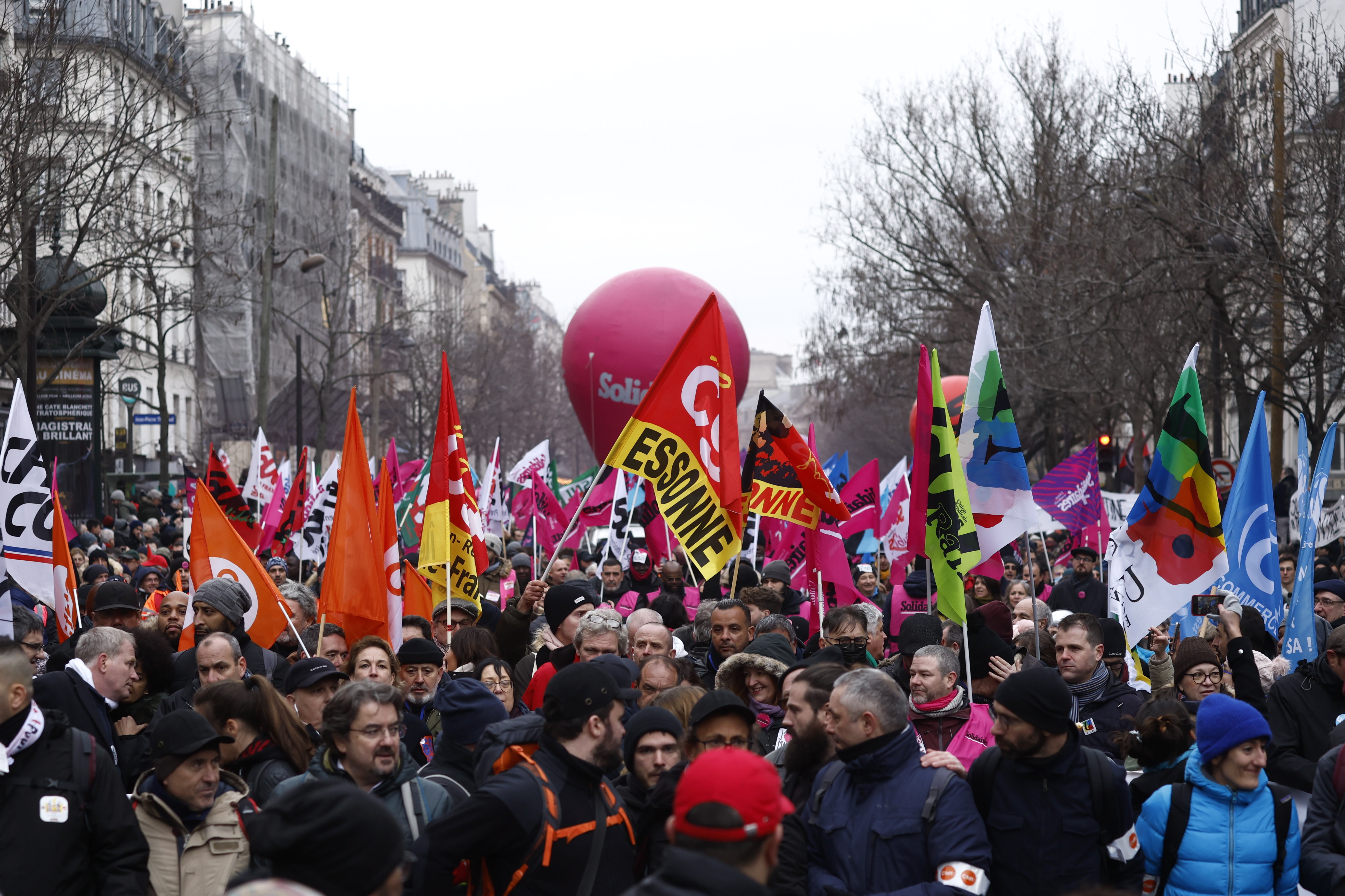 Huelgas masivas y manifestaciones en Francia contra reforma de las pensiones