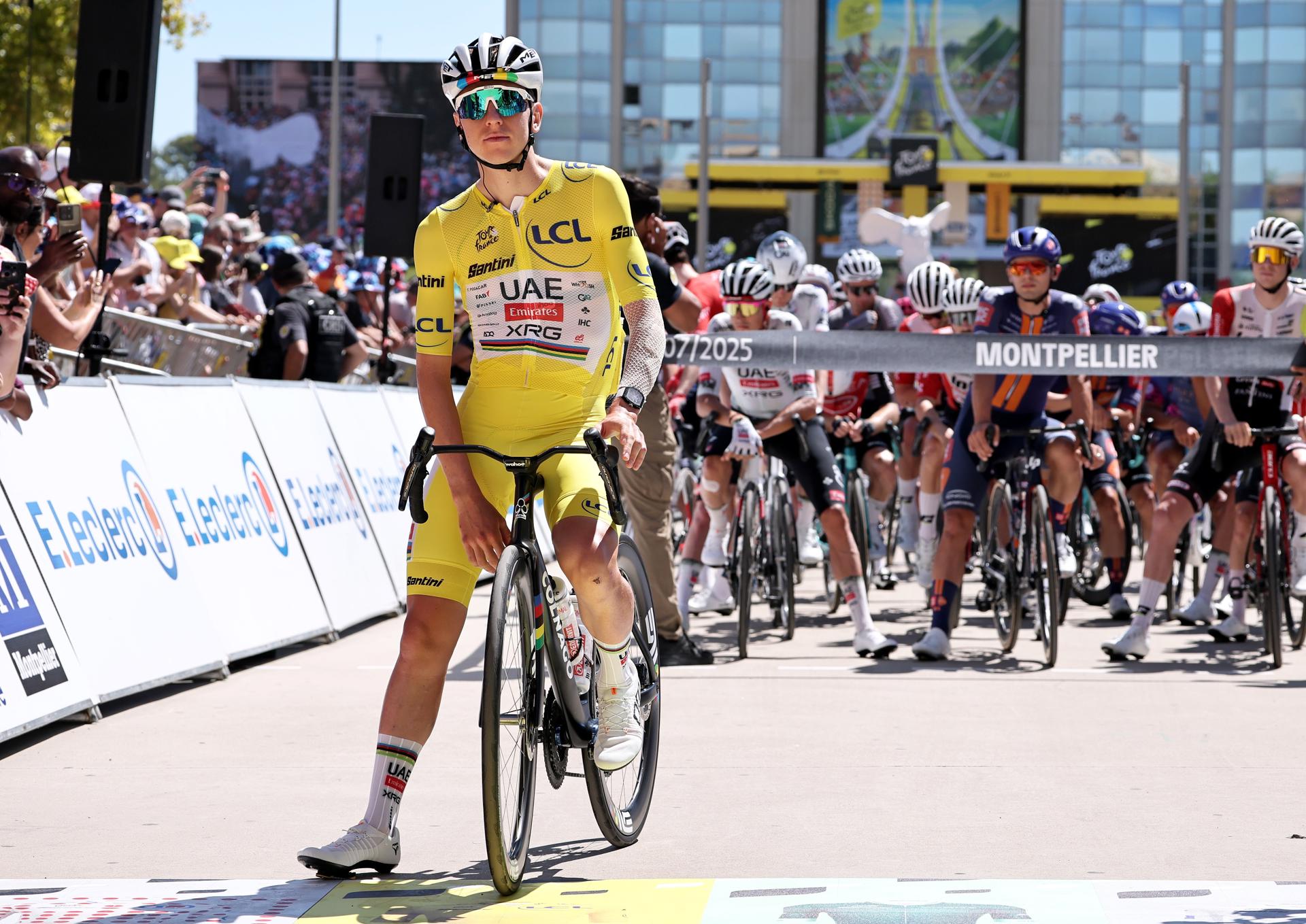 Montpellier (France), 22/07/2025.- Yellow Jersey overall leader Slovenian rider Tadej Pogacar of UAE Team Emirates waits for the start of the 16th stage of the Tour de France cycling race over 171.5km from Montpellier to Mont Ventoux, France, 22 July 2025. (Ciclismo, Francia) EFE/EPA/CHRISTOPHE PETIT TESSON