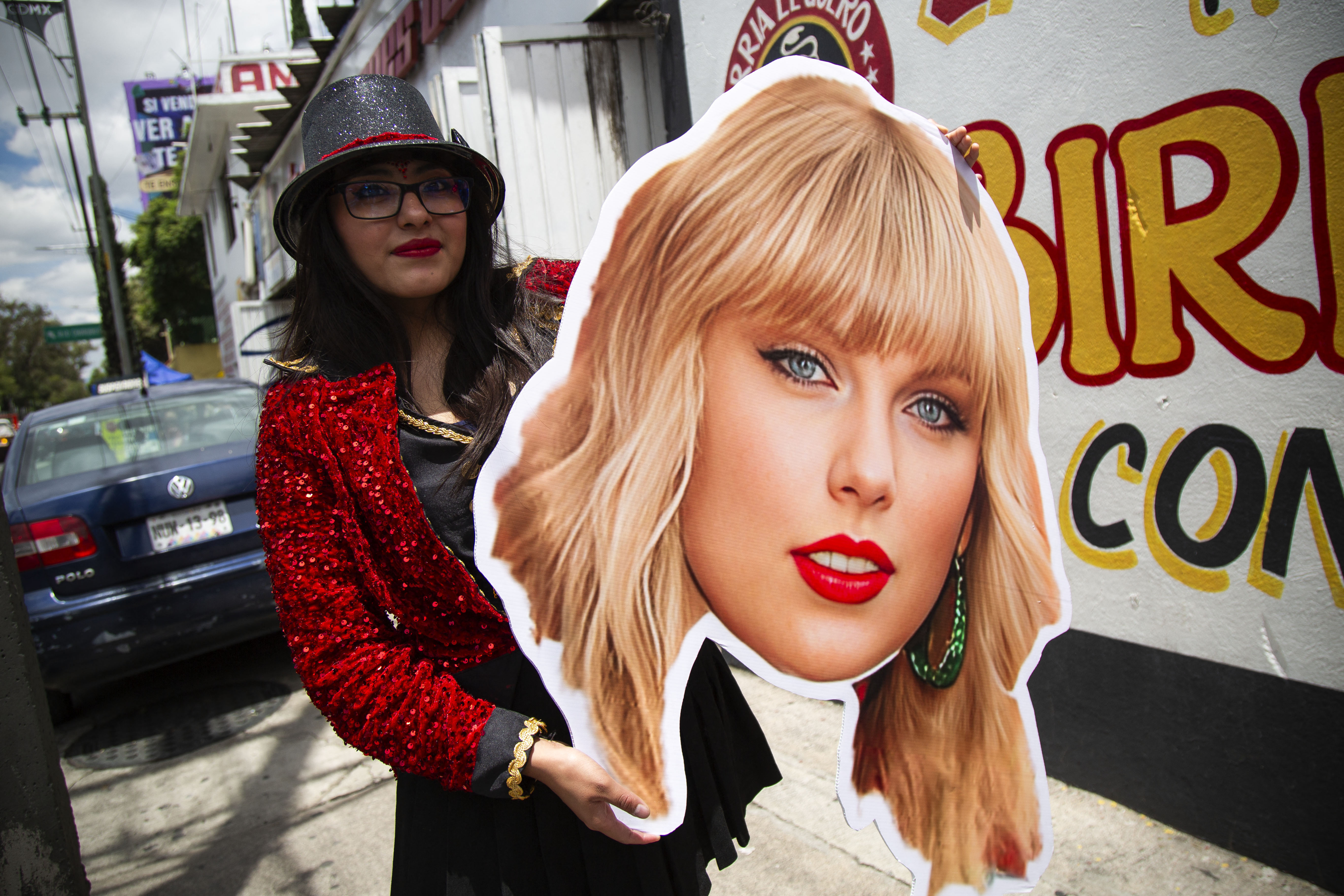 Miles de admiradores asisten al primer concierto de Taylor Swift en México