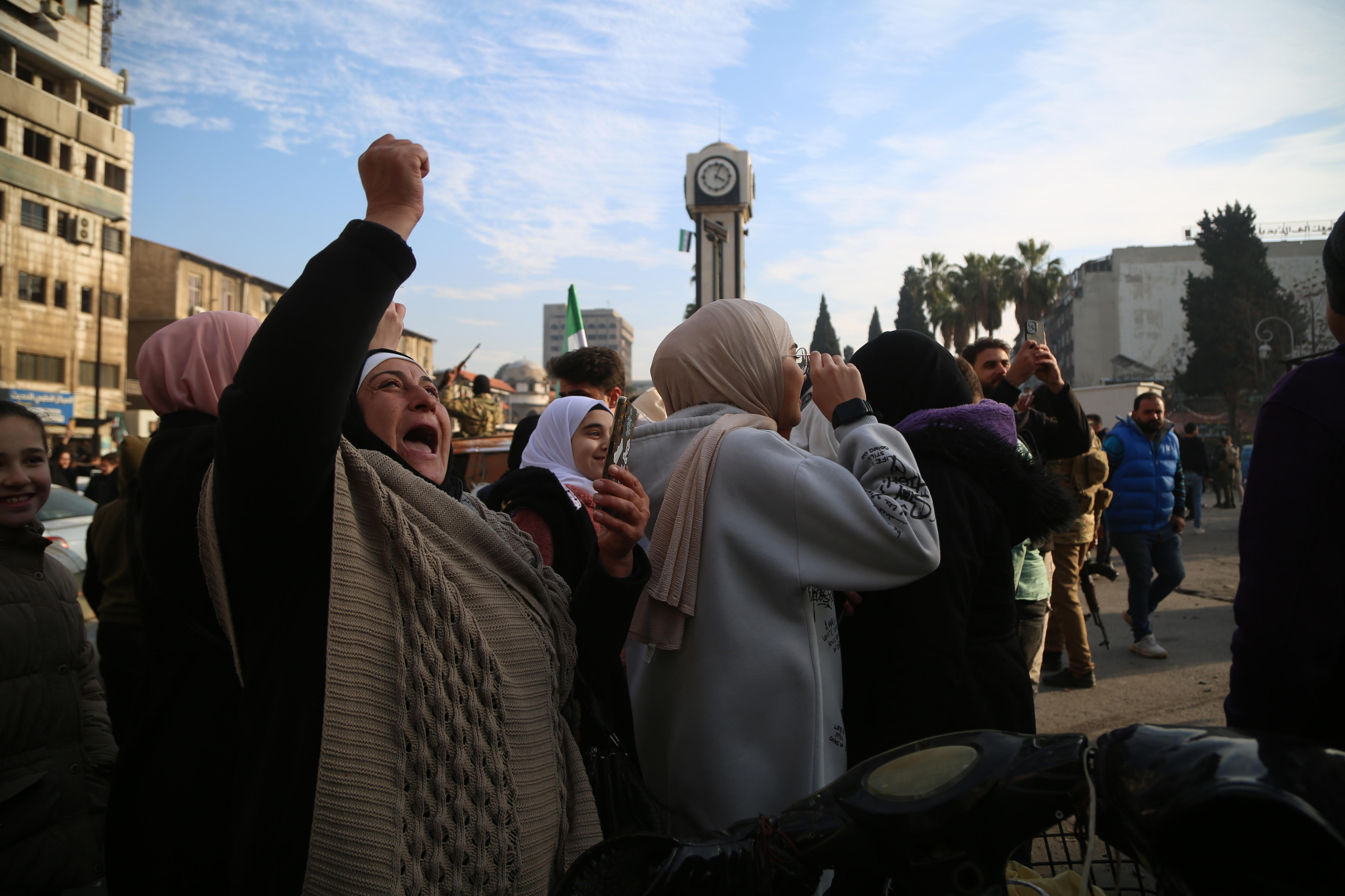 Homs (Syrian Arab Republic), 08/12/2024.- Syrian people celebrate in the streets of Homs, Syria, 08 December 2024. Syrian rebels entered Damascus on 08 December 2024 and announced in a televised statement the 'Liberation of the city of Damascus and the overthrow of Bashar al-Assad', as well as the release of all the prisoners. The rebels also urged the Syrian armed forces to leave Syrian public institutions, which will stay under the control of the outgoing Syrian prime minister until the official handover ceremony. (Siria, Damasco) EFE/EPA/BILAL ALHAMMOUD