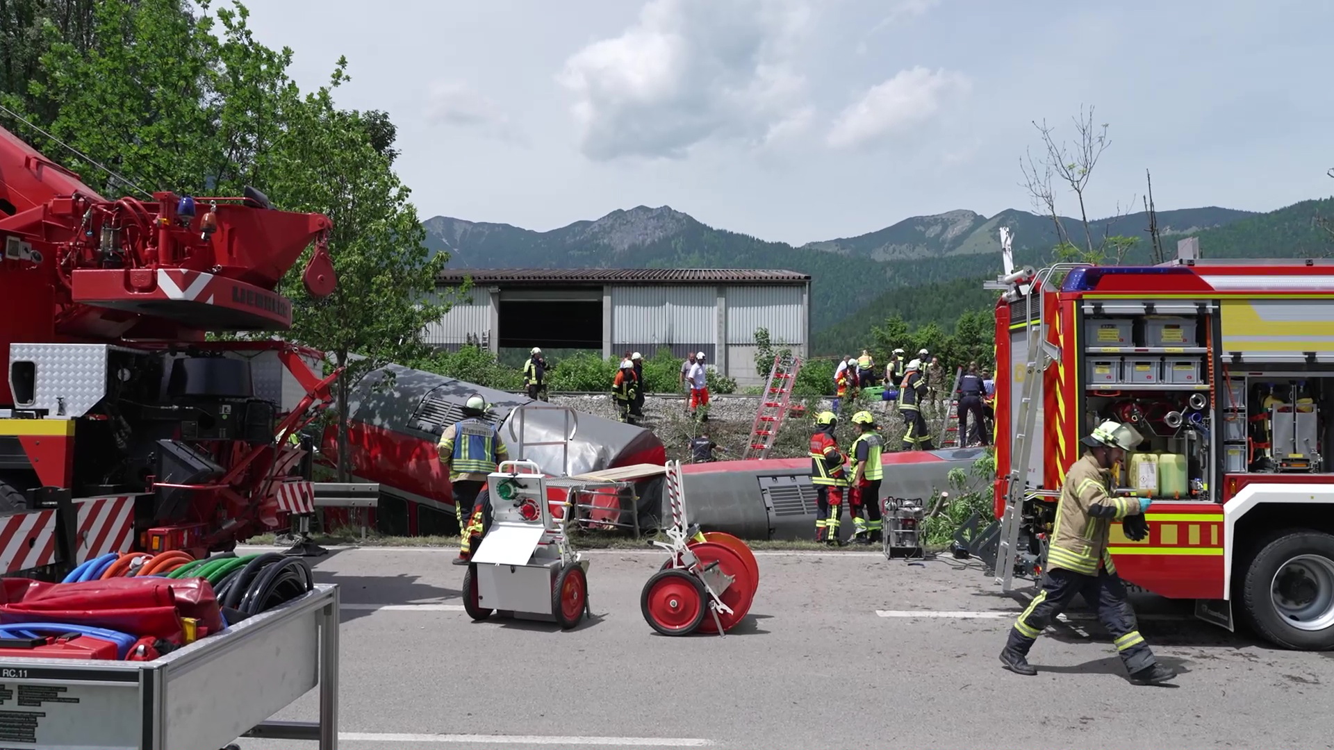 Garmisch-partenkirchen (Germany), 03/06/2022.- Emergency responders and firefighters work at the scene of a train derailment in Burgrain, near the resort town of Garmisch-Partenkirchen, southern Germany, 03 June 2022. According to the police and local officials, at least 3 people are reported dead and dozens were injured in the train derailment. The regional train was heading north from the German Alps towards Munich. (Incendio, Alemania) EFE/EPA/NETWORK PICTURES