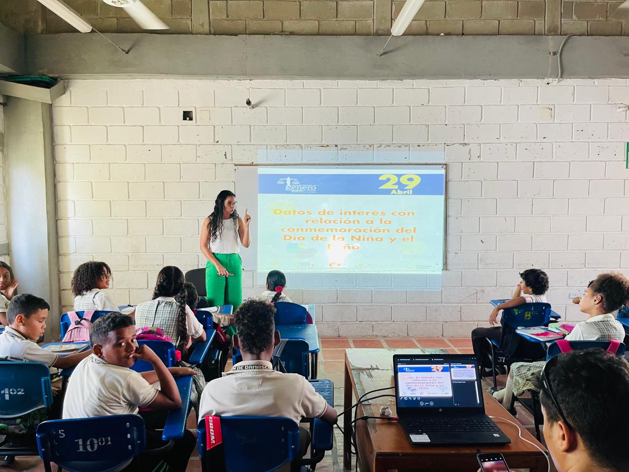 Dos juezas se quitaron la toga y fueron a enseñar derechos a un colegio vulnerable
