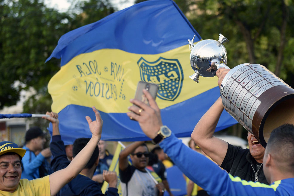 Hinchas de Boca despiden a sus jugadores previo a la final ante River en Madrid