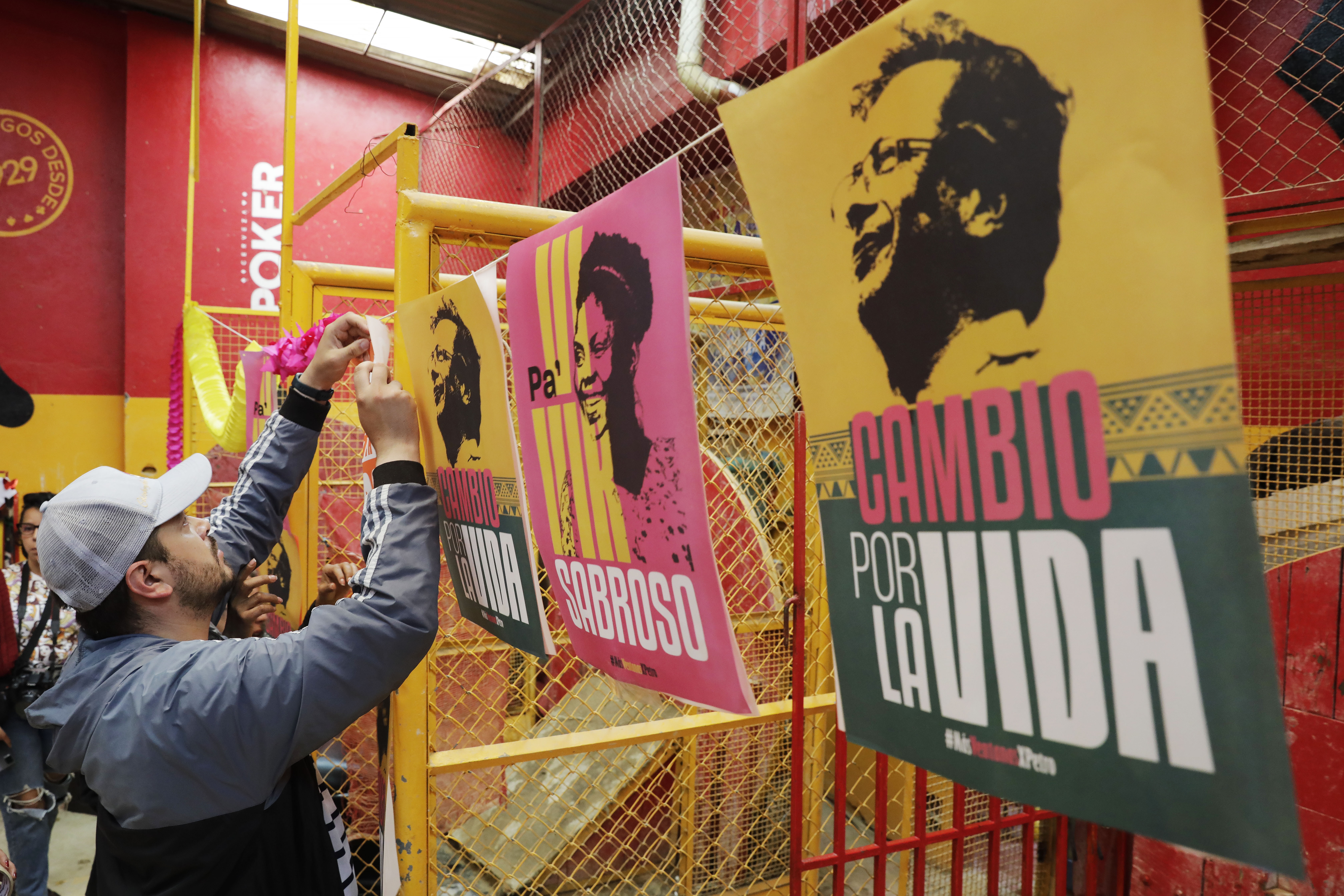 AME6256. BOGOTÁ (COLOMBIA), 12/06/2022.- Un simpatizante de la coalición de izquierda Pacto Histórico decora hoy el lugar elegido para el cierre de campaña del candidato a la presidencia de esa coalición, Gustavo Petro, en Bogotá (Colombia). Este domingo Colombia pone fin a una atípica campaña presidencial, marcada por la ausencia de grandes eventos o apariciones de los aspirantes, con una inusual jornada en la que los candidatos, Gustavo Petro y Rodolfo Hernández, han estado desaparecidos con cancelaciones de última hora a una semana de la cita definitiva. EFE/ Carlos Ortega